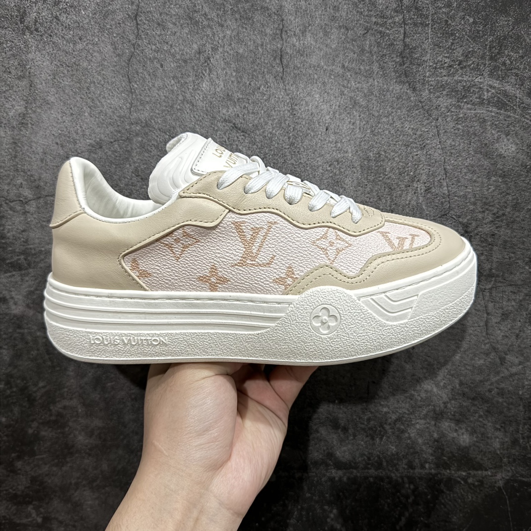 【广东纯原版本】2024ss 春夏新品 路易威登Louis Vuitton Groovy Platform Low Sneaker 时髦增高系列低帮松糕厚底百搭德训风休闲小白运动鞋“皮革白灰橙尾压纹LV老花” 尺码：35-41nn女鞋广东原产n配置抽屉礼品鞋盒及包装说明书n防尘布袋物件(附送快递加固牛皮纸外盒!!)n采用固色牛反绒组合头层皮革饰片鞋面材质n高密度电脑车线工艺小牛真皮内里贴附PU超软脚感乳胶鞋垫n外置隔色TPU厚实高弹橡胶鞋底 编码：KH390420-鞋库