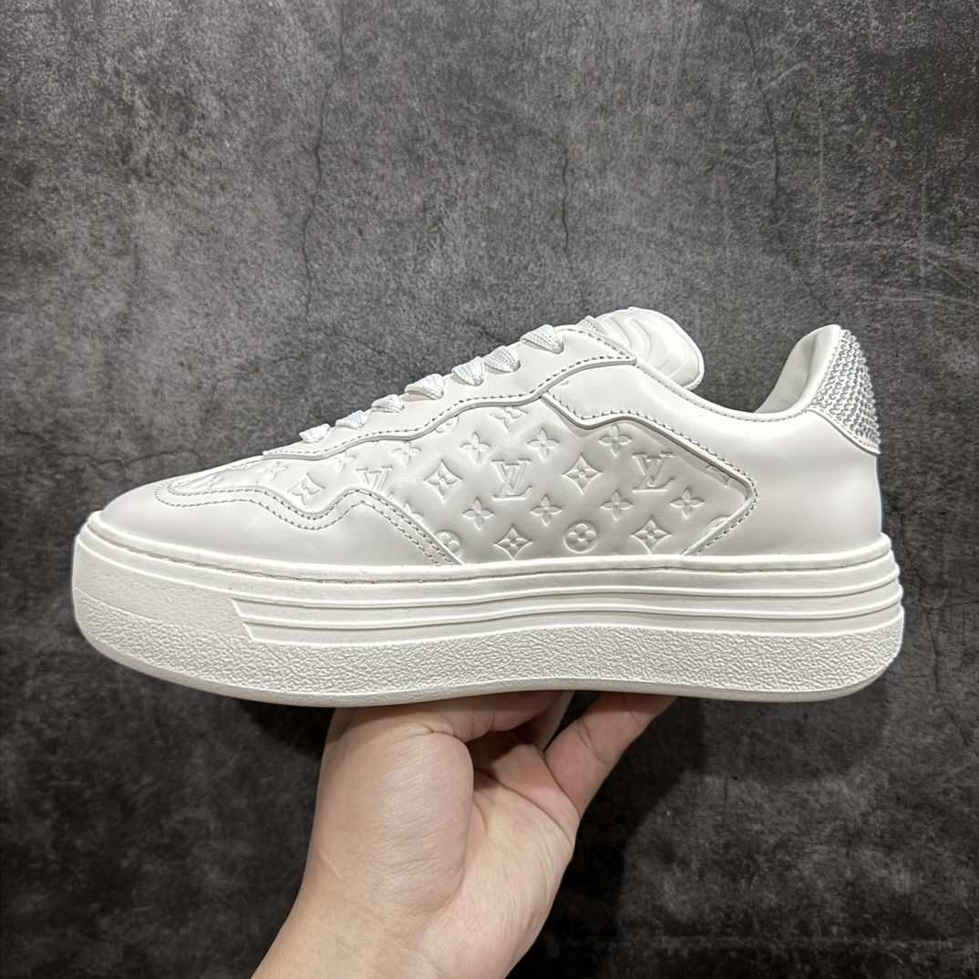 图片[2]-【广东纯原版本】2024ss 春夏新品 路易威登Louis Vuitton Groovy Platform Low Sneaker 时髦增高系列低帮松糕厚底百搭德训风休闲小白运动鞋“皮革白灰橙尾压纹LV老花” 尺码：35-41nn女鞋广东原产n配置抽屉礼品鞋盒及包装说明书n防尘布袋物件(附送快递加固牛皮纸外盒!!)n采用固色牛反绒组合头层皮革饰片鞋面材质n高密度电脑车线工艺小牛真皮内里贴附PU超软脚感乳胶鞋垫n外置隔色TPU厚实高弹橡胶鞋底 编码：KH390420-鞋库