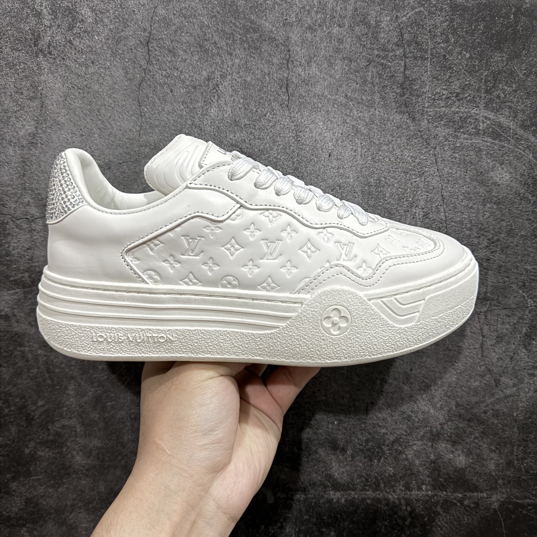 【广东纯原版本】2024ss 春夏新品 路易威登Louis Vuitton Groovy Platform Low Sneaker 时髦增高系列低帮松糕厚底百搭德训风休闲小白运动鞋“皮革白灰橙尾压纹LV老花” 尺码：35-41nn女鞋广东原产n配置抽屉礼品鞋盒及包装说明书n防尘布袋物件(附送快递加固牛皮纸外盒!!)n采用固色牛反绒组合头层皮革饰片鞋面材质n高密度电脑车线工艺小牛真皮内里贴附PU超软脚感乳胶鞋垫n外置隔色TPU厚实高弹橡胶鞋底 编码：KH390420-鞋库