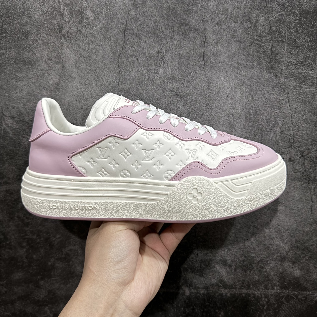 【广东纯原版本】2024ss 春夏新品 路易威登Louis Vuitton Groovy Platform Low Sneaker 时髦增高系列低帮松糕厚底百搭德训风休闲小白运动鞋“皮革白灰橙尾压纹LV老花” 尺码：35-41nn女鞋广东原产n配置抽屉礼品鞋盒及包装说明书n防尘布袋物件(附送快递加固牛皮纸外盒!!)n采用固色牛反绒组合头层皮革饰片鞋面材质n高密度电脑车线工艺小牛真皮内里贴附PU超软脚感乳胶鞋垫n外置隔色TPU厚实高弹橡胶鞋底 编码：KH390420-鞋库