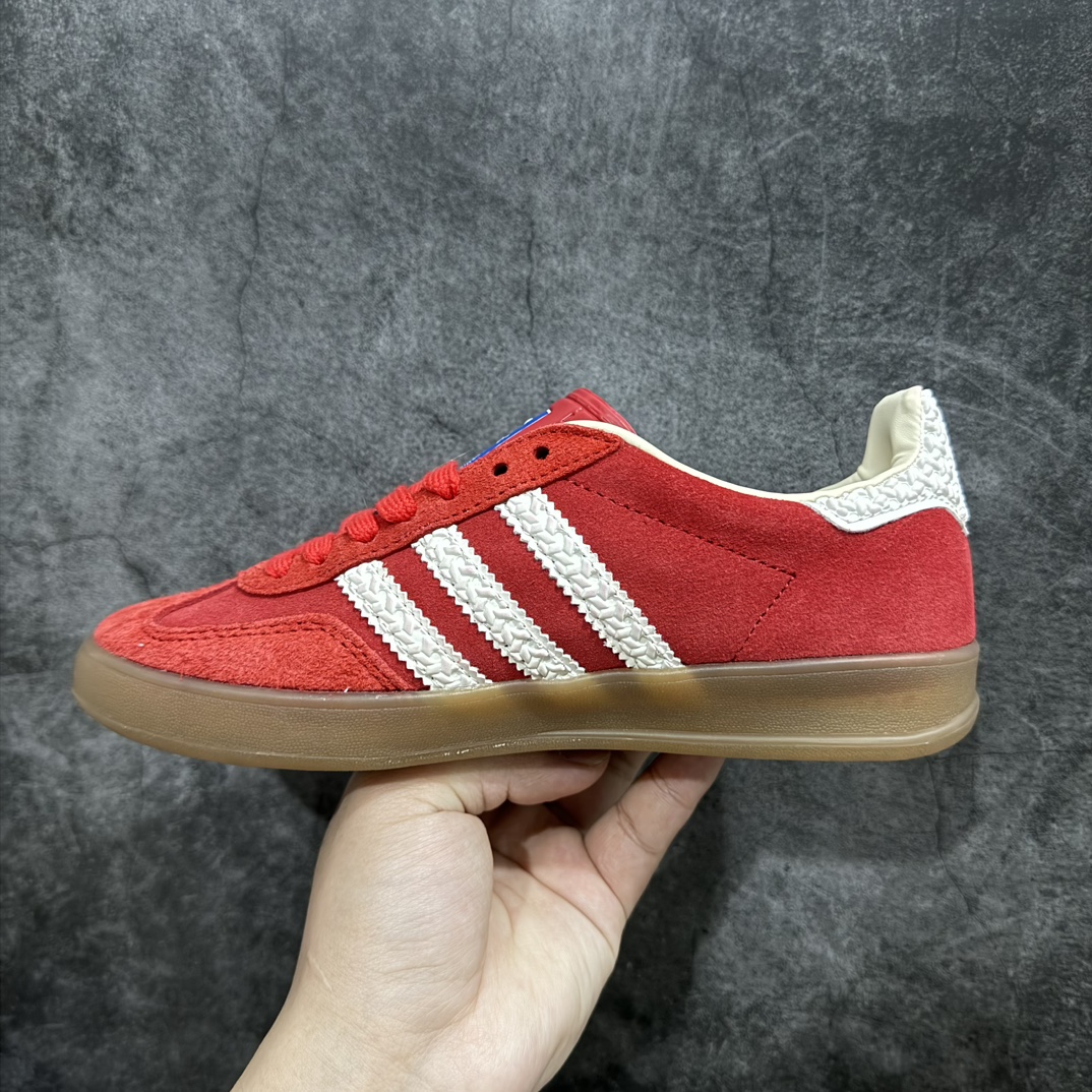 图片[2]-【正确版】AD Gazelle Indoor Trainers 红白n 羚羊内训系列低帮复古百搭休闲运动德训风板鞋 IF1808n90年代经典的复刻版！自60年代以足球训练鞋面世以来,Gazelle就以其经典设计席卷全球。1991年版本的复刻,再造经典Gazelle。采用皮革打造,搭配浊色细节,让这款经典更加简约。 尺码：36 36⅔ 37⅓ 38 38⅔ 39⅓ 40 40⅔ 41⅓ 42 42⅔ 43⅓ 44 45 编码：DZ230250-鞋库