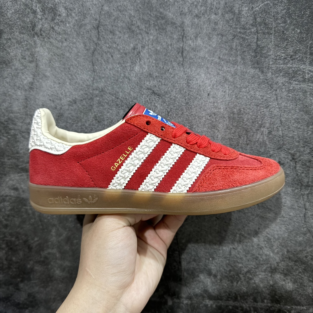 【正确版】AD Gazelle Indoor Trainers 红白n 羚羊内训系列低帮复古百搭休闲运动德训风板鞋 IF1808n90年代经典的复刻版！自60年代以足球训练鞋面世以来,Gazelle就以其经典设计席卷全球。1991年版本的复刻,再造经典Gazelle。采用皮革打造,搭配浊色细节,让这款经典更加简约。 尺码：36 36⅔ 37⅓ 38 38⅔ 39⅓ 40 40⅔ 41⅓ 42 42⅔ 43⅓ 44 45 编码：DZ230250-鞋库