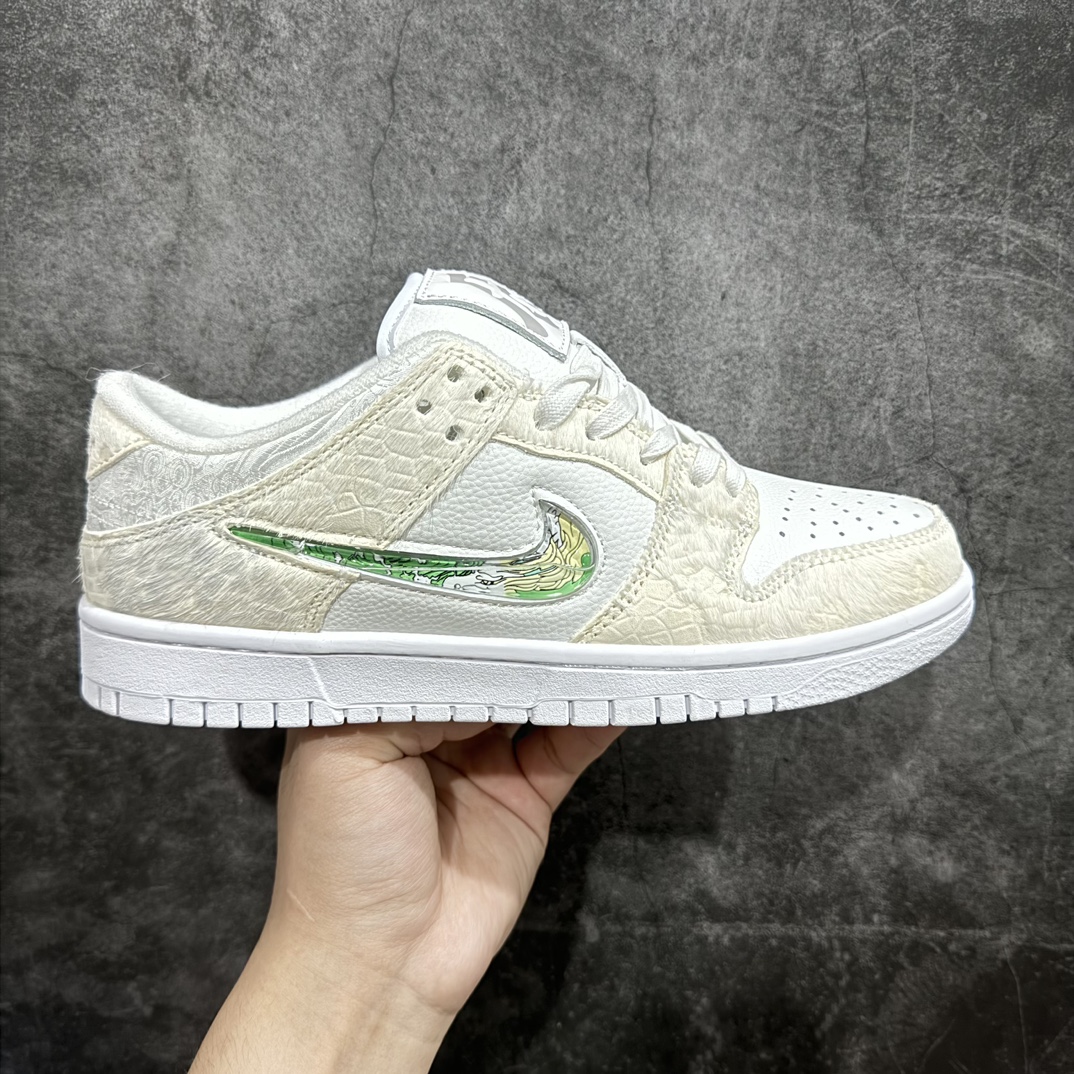 【双层礼盒版】2024中国CNY龙年新鞋！耐克Nike SB Dunk Low Retro\”Year of the Dragon\”扣篮系列低帮休闲运动滑板板鞋“米白三太子敖丙”DV0831-101nn男女鞋真标半码制(配置硬质大礼盒!!)n全新2021版更新数据窄楦翘头版型n采用软质牛剖革组合龙鳞纹仿棕毛革鞋面材质n缜密拉帮中底布 鞋垫嵌EVA缓震物料及背胶n全新窄版翘头耐磨橡胶大底❗️ 尺码：36 36.5 37.5 38 38.5 39 40 40.5 41 42 42.5 43 44 44.5 45 46 编码：MK360380-鞋库