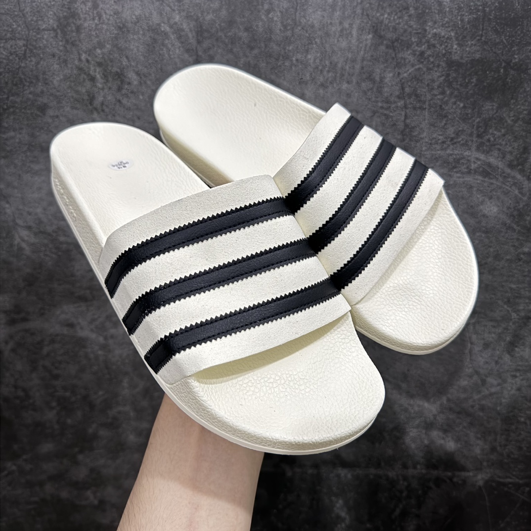 图片[6]-【公司级】Adidas Origu9“Qinals Adilette Slide 50th Anniversary x FOG/Fear of Godn洛杉矶街头奢牌联乘-敬畏上帝莱特系列经典沙滩拖鞋n#男女鞋真标半码制(配置正确硬质天地盖礼盒及立体三杠标识!!)n#采用反绒革组合荔枝纹牛剖革饰条鞋面材质#超轻耐磨MD发泡成形鞋底模！主理人Jerry Lorenzo力推致敬50周年纪念版本！ 官方货号：IH2272 尺码：36.5 37 38 38.5 39 40 40.5 41 42 42.5 43 44 44.5 45 46 编码：LDS165180-莆田鞋批发中心