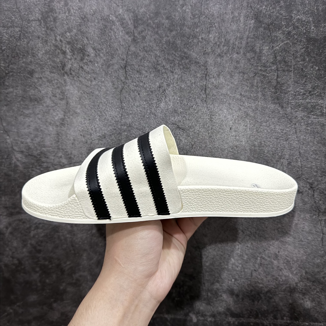 图片[2]-【公司级】Adidas Origu9“Qinals Adilette Slide 50th Anniversary x FOG/Fear of Godn洛杉矶街头奢牌联乘-敬畏上帝莱特系列经典沙滩拖鞋n#男女鞋真标半码制(配置正确硬质天地盖礼盒及立体三杠标识!!)n#采用反绒革组合荔枝纹牛剖革饰条鞋面材质#超轻耐磨MD发泡成形鞋底模！主理人Jerry Lorenzo力推致敬50周年纪念版本！ 官方货号：IH2272 尺码：36.5 37 38 38.5 39 40 40.5 41 42 42.5 43 44 44.5 45 46 编码：LDS165180-莆田鞋批发中心