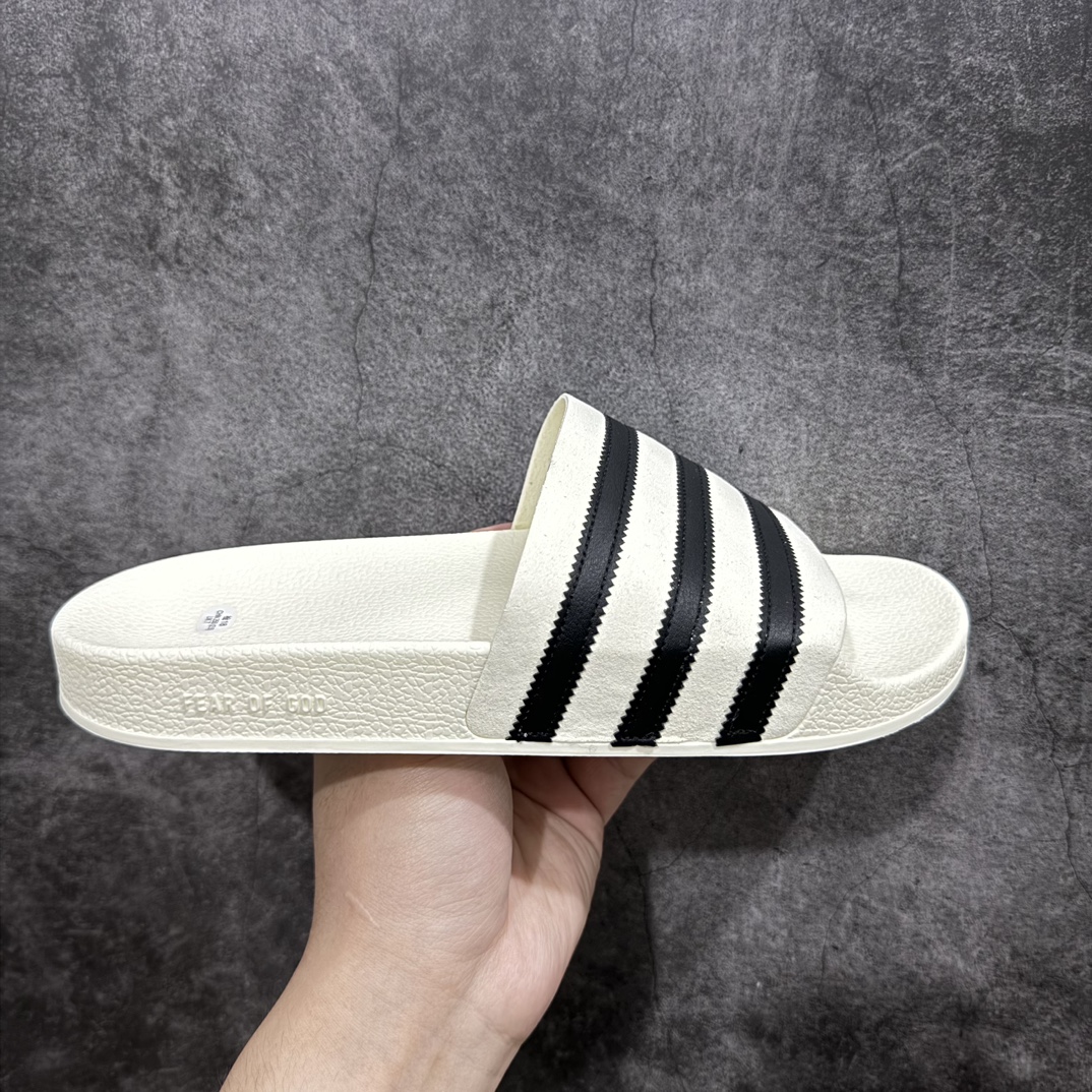 【公司级】Adidas Origu9“Qinals Adilette Slide 50th Anniversary x FOG/Fear of Godn洛杉矶街头奢牌联乘-敬畏上帝莱特系列经典沙滩拖鞋n#男女鞋真标半码制(配置正确硬质天地盖礼盒及立体三杠标识!!)n#采用反绒革组合荔枝纹牛剖革饰条鞋面材质#超轻耐磨MD发泡成形鞋底模！主理人Jerry Lorenzo力推致敬50周年纪念版本！ 官方货号：IH2272 尺码：36.5 37 38 38.5 39 40 40.5 41 42 42.5 43 44 44.5 45 46 编码：LDS165180-鞋库