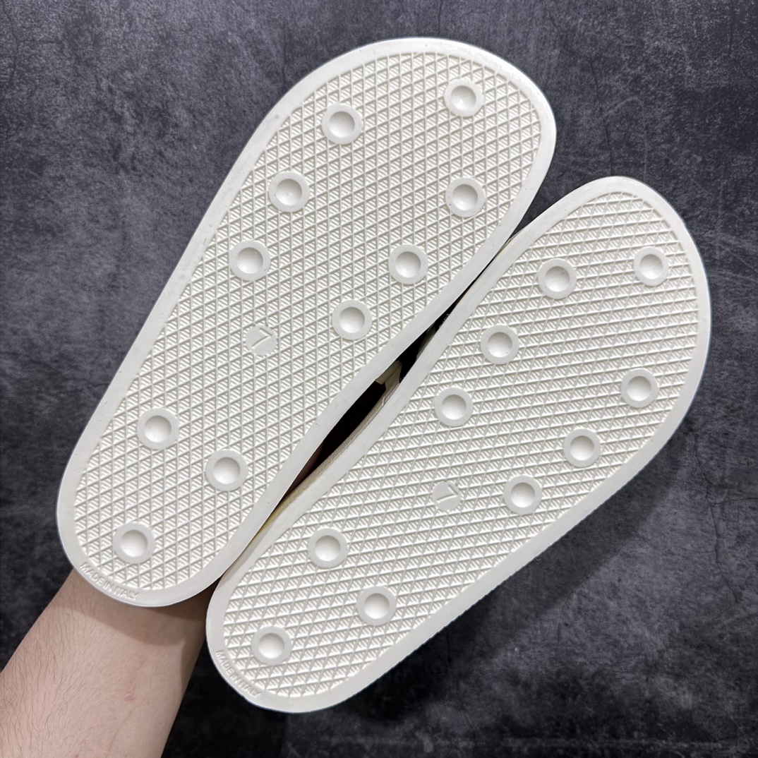 图片[7]-【公司级】Adidas Origu9“Qinals Adilette Slide 50th Anniversary x FOG/Fear of Godn洛杉矶街头奢牌联乘-敬畏上帝莱特系列经典沙滩拖鞋n#男女鞋真标半码制(配置正确硬质天地盖礼盒及立体三杠标识!!)n#采用反绒革组合荔枝纹牛剖革饰条鞋面材质#超轻耐磨MD发泡成形鞋底模！主理人Jerry Lorenzo力推致敬50周年纪念版本！ 官方货号：IH2272 尺码：36.5 37 38 38.5 39 40 40.5 41 42 42.5 43 44 44.5 45 46 编码：LDS165180-莆田鞋批发中心