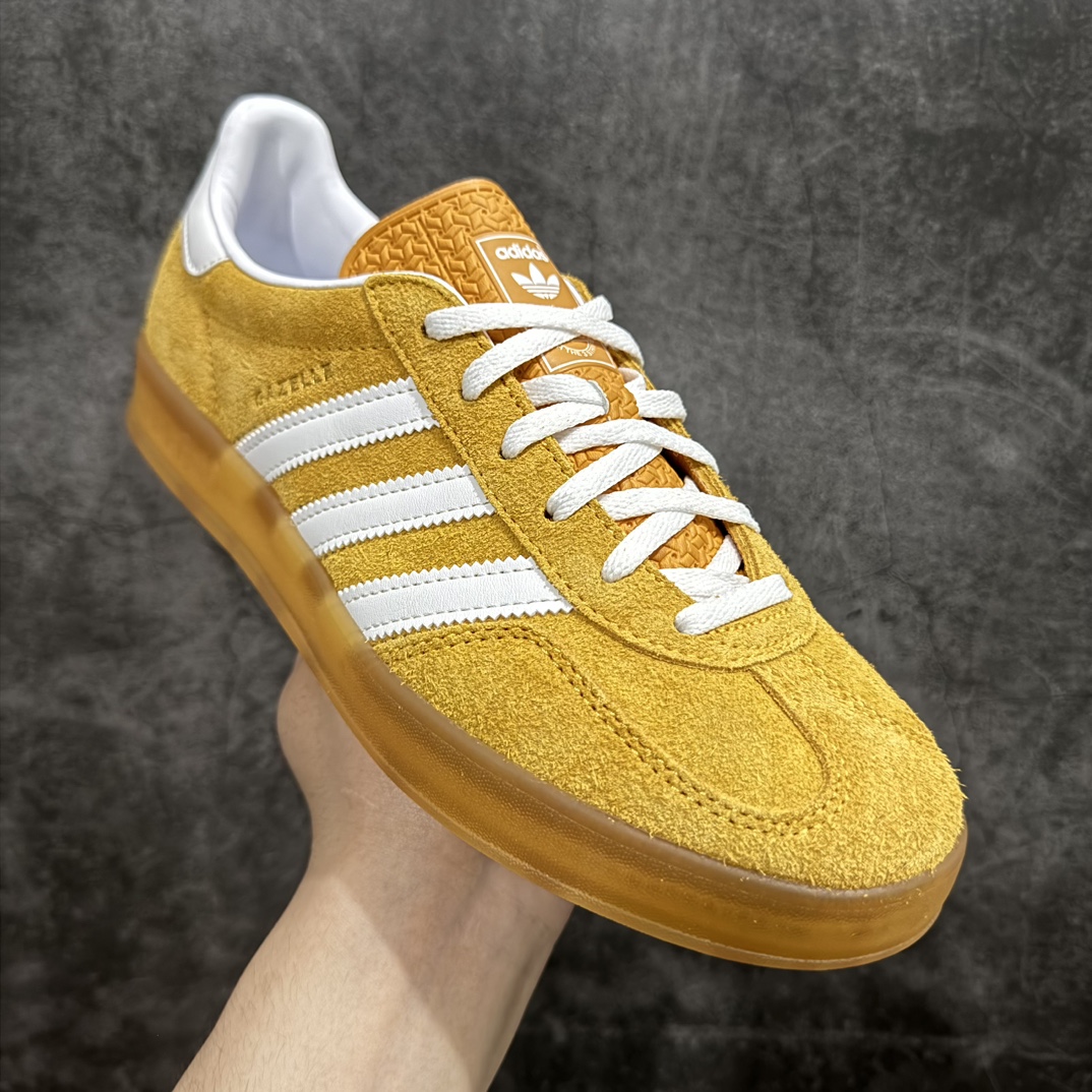 图片[3]-【VT纯原】AD Original Gazelle Indoor Trainers 瞪羚室内鞋系列低帮复古百搭休闲运动德训风板鞋 黄白 HQ8716nn高端零售特供批次原厂定制长毛翻毛皮组合环保纤维革鞋面材质内置环保海玻璃鞋垫 外置RB橡胶大底产品品控稳定性领先行业原厂全套原楦原纸板冲刀磨具开发 原厂皮料加持原厂港宝加持定型后跟R度完美 将复古进行到底简约流畅 三十年不变经典 这款Gazelle运动鞋 无论面料、配色、质感或设计 都只在重现其1991年原款的经典 皮革鞋面 撞色三条纹和鞋跟标的设计 力求呈现90年代的经典复古风潮 Samba火热的同时 也带动了其它的复古鞋型 Gazelle便是其中一只 Gazelle Indoor拥有包边更宽的T字型鞋头 更好的保护运动员的前掌 浓浓的复古氛围感 非常适合现在流行的Cleanfit风格  尺码：36-45 编码：Z240260-鞋库