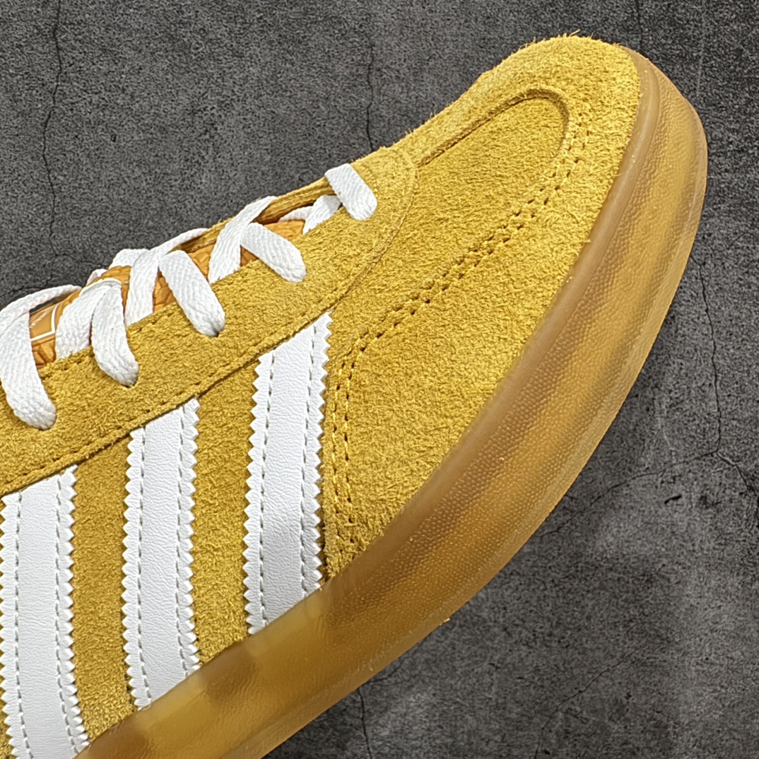 图片[6]-【VT纯原】AD Original Gazelle Indoor Trainers 瞪羚室内鞋系列低帮复古百搭休闲运动德训风板鞋 黄白 HQ8716nn高端零售特供批次原厂定制长毛翻毛皮组合环保纤维革鞋面材质内置环保海玻璃鞋垫 外置RB橡胶大底产品品控稳定性领先行业原厂全套原楦原纸板冲刀磨具开发 原厂皮料加持原厂港宝加持定型后跟R度完美 将复古进行到底简约流畅 三十年不变经典 这款Gazelle运动鞋 无论面料、配色、质感或设计 都只在重现其1991年原款的经典 皮革鞋面 撞色三条纹和鞋跟标的设计 力求呈现90年代的经典复古风潮 Samba火热的同时 也带动了其它的复古鞋型 Gazelle便是其中一只 Gazelle Indoor拥有包边更宽的T字型鞋头 更好的保护运动员的前掌 浓浓的复古氛围感 非常适合现在流行的Cleanfit风格  尺码：36-45 编码：Z240260-鞋库