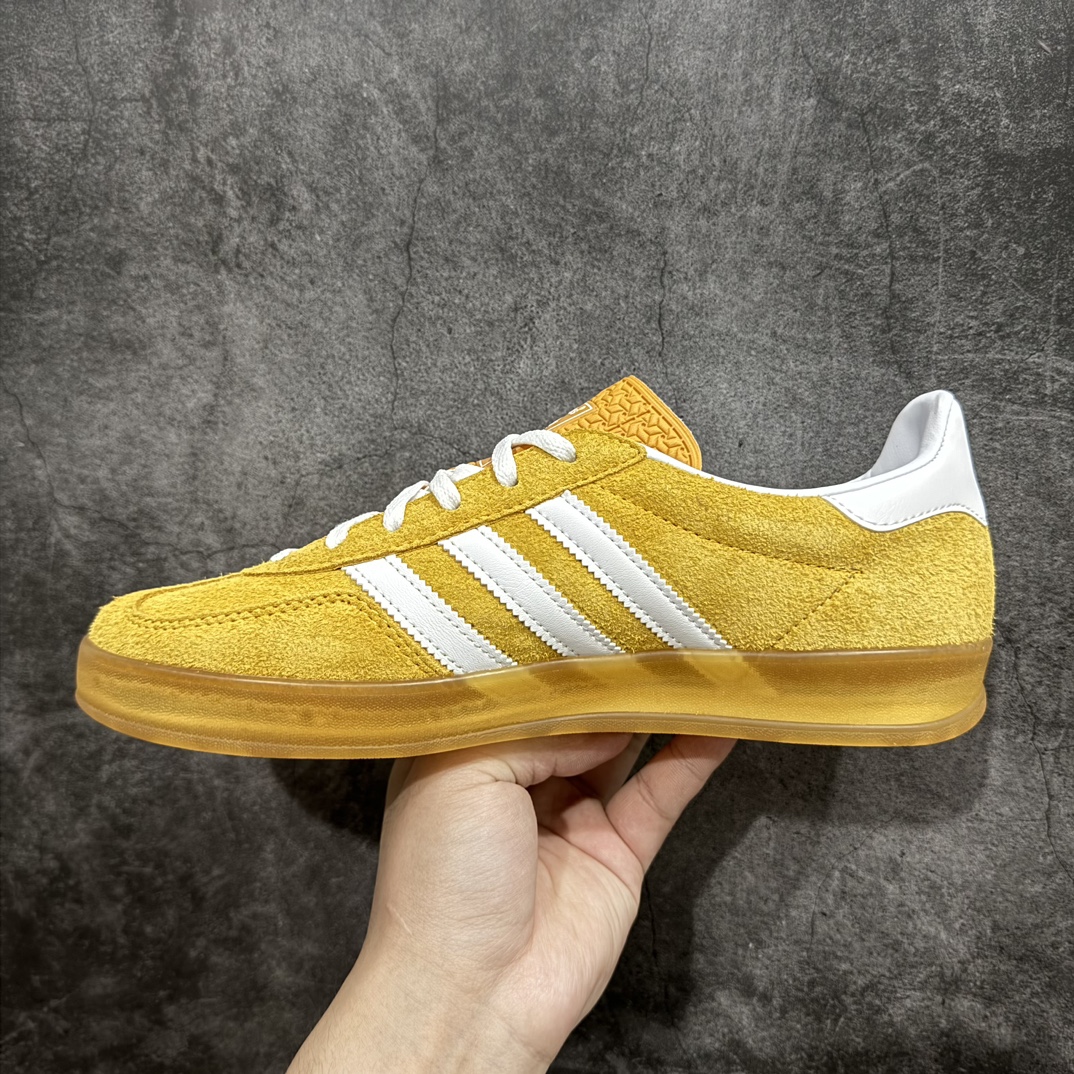 图片[2]-【VT纯原】AD Original Gazelle Indoor Trainers 瞪羚室内鞋系列低帮复古百搭休闲运动德训风板鞋 黄白 HQ8716nn高端零售特供批次原厂定制长毛翻毛皮组合环保纤维革鞋面材质内置环保海玻璃鞋垫 外置RB橡胶大底产品品控稳定性领先行业原厂全套原楦原纸板冲刀磨具开发 原厂皮料加持原厂港宝加持定型后跟R度完美 将复古进行到底简约流畅 三十年不变经典 这款Gazelle运动鞋 无论面料、配色、质感或设计 都只在重现其1991年原款的经典 皮革鞋面 撞色三条纹和鞋跟标的设计 力求呈现90年代的经典复古风潮 Samba火热的同时 也带动了其它的复古鞋型 Gazelle便是其中一只 Gazelle Indoor拥有包边更宽的T字型鞋头 更好的保护运动员的前掌 浓浓的复古氛围感 非常适合现在流行的Cleanfit风格  尺码：36-45 编码：Z240260-鞋库