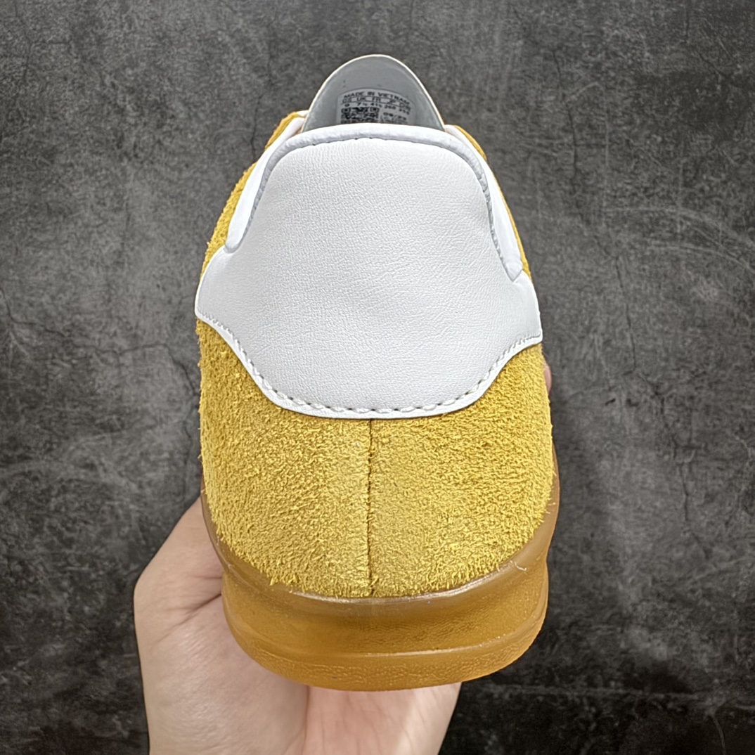 图片[4]-【VT纯原】AD Original Gazelle Indoor Trainers 瞪羚室内鞋系列低帮复古百搭休闲运动德训风板鞋 黄白 HQ8716nn高端零售特供批次原厂定制长毛翻毛皮组合环保纤维革鞋面材质内置环保海玻璃鞋垫 外置RB橡胶大底产品品控稳定性领先行业原厂全套原楦原纸板冲刀磨具开发 原厂皮料加持原厂港宝加持定型后跟R度完美 将复古进行到底简约流畅 三十年不变经典 这款Gazelle运动鞋 无论面料、配色、质感或设计 都只在重现其1991年原款的经典 皮革鞋面 撞色三条纹和鞋跟标的设计 力求呈现90年代的经典复古风潮 Samba火热的同时 也带动了其它的复古鞋型 Gazelle便是其中一只 Gazelle Indoor拥有包边更宽的T字型鞋头 更好的保护运动员的前掌 浓浓的复古氛围感 非常适合现在流行的Cleanfit风格  尺码：36-45 编码：Z240260-鞋库