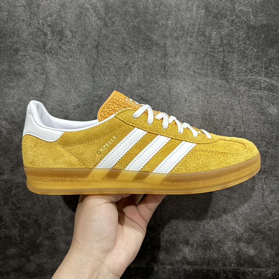 【VT纯原】AD Original Gazelle Indoor Trainers 瞪羚室内鞋系列低帮复古百搭休闲运动德训风板鞋 黄白 HQ8716nn高端零售特供批次原厂定制长毛翻毛皮组合环保纤维革鞋面材质内置环保海玻璃鞋垫 外置RB橡胶大底产品品控稳定性领先行业原厂全套原楦原纸板冲刀磨具开发 原厂皮料加持原厂港宝加持定型后跟R度完美 将复古进行到底简约流畅 三十年不变经典 这款Gazelle运动鞋 无论面料、配色、质感或设计 都只在重现其1991年原款的经典 皮革鞋面 撞色三条纹和鞋跟标的设计 力求呈现90年代的经典复古风潮 Samba火热的同时 也带动了其它的复古鞋型 Gazelle便是其中一只 Gazelle Indoor拥有包边更宽的T字型鞋头 更好的保护运动员的前掌 浓浓的复古氛围感 非常适合现在流行的Cleanfit风格  尺码：36-45 编码：Z240260-鞋库