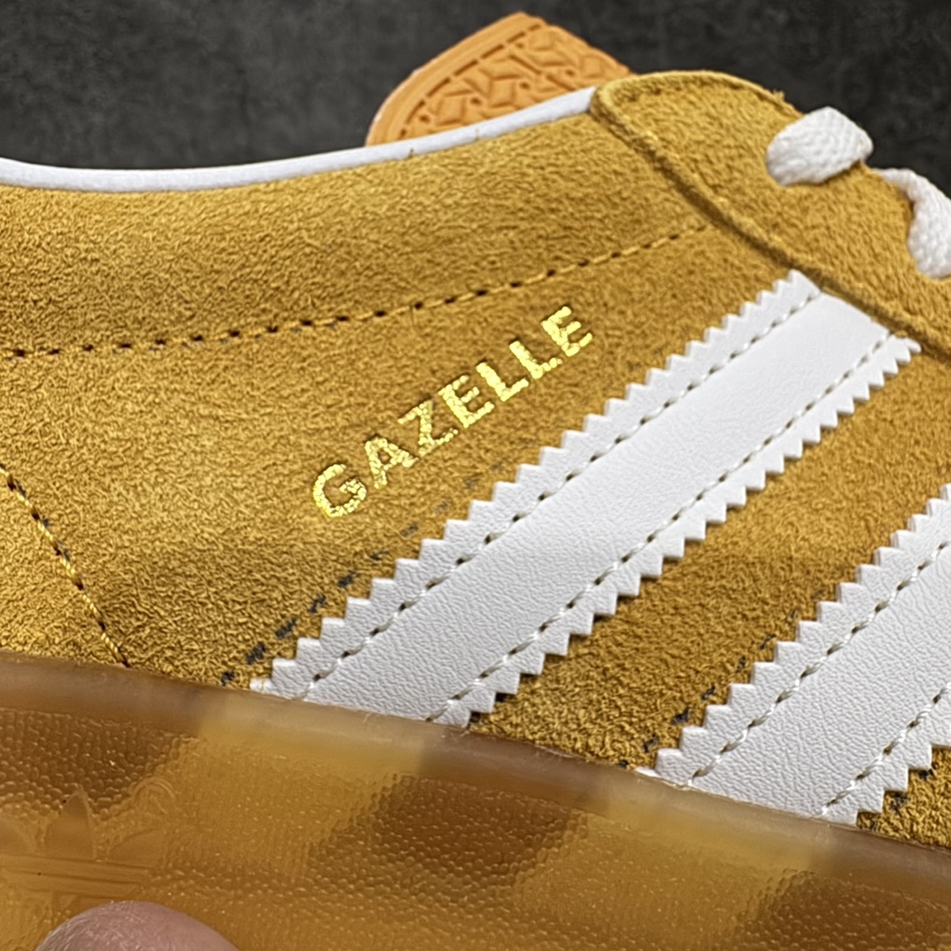 图片[2]-【VT纯原】AD Original Gazelle Indoor Trainers 瞪羚室内鞋系列低帮复古百搭休闲运动德训风板鞋 黄白 HQ8716nn高端零售特供批次原厂定制长毛翻毛皮组合环保纤维革鞋面材质内置环保海玻璃鞋垫 外置RB橡胶大底产品品控稳定性领先行业原厂全套原楦原纸板冲刀磨具开发 原厂皮料加持原厂港宝加持定型后跟R度完美 将复古进行到底简约流畅 三十年不变经典 这款Gazelle运动鞋 无论面料、配色、质感或设计 都只在重现其1991年原款的经典 皮革鞋面 撞色三条纹和鞋跟标的设计 力求呈现90年代的经典复古风潮 Samba火热的同时 也带动了其它的复古鞋型 Gazelle便是其中一只 Gazelle Indoor拥有包边更宽的T字型鞋头 更好的保护运动员的前掌 浓浓的复古氛围感 非常适合现在流行的Cleanfit风格  尺码：36-45 编码：Z240260-鞋库