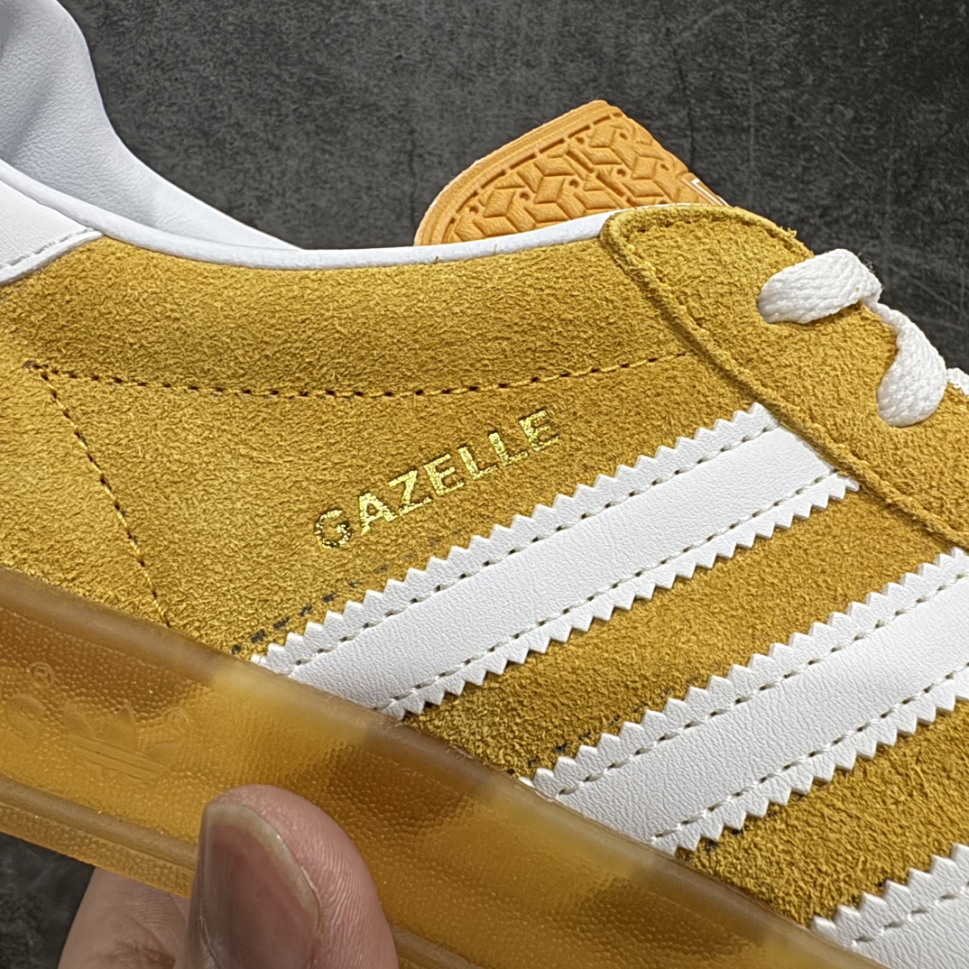 图片[3]-【VT纯原】AD Original Gazelle Indoor Trainers 瞪羚室内鞋系列低帮复古百搭休闲运动德训风板鞋 黄白 HQ8716nn高端零售特供批次原厂定制长毛翻毛皮组合环保纤维革鞋面材质内置环保海玻璃鞋垫 外置RB橡胶大底产品品控稳定性领先行业原厂全套原楦原纸板冲刀磨具开发 原厂皮料加持原厂港宝加持定型后跟R度完美 将复古进行到底简约流畅 三十年不变经典 这款Gazelle运动鞋 无论面料、配色、质感或设计 都只在重现其1991年原款的经典 皮革鞋面 撞色三条纹和鞋跟标的设计 力求呈现90年代的经典复古风潮 Samba火热的同时 也带动了其它的复古鞋型 Gazelle便是其中一只 Gazelle Indoor拥有包边更宽的T字型鞋头 更好的保护运动员的前掌 浓浓的复古氛围感 非常适合现在流行的Cleanfit风格  尺码：36-45 编码：Z240260-鞋库