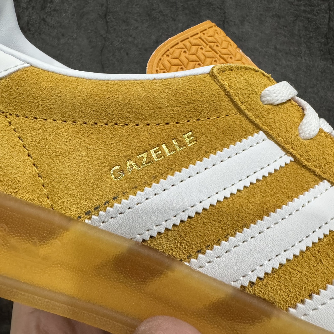 【VT纯原】AD Original Gazelle Indoor Trainers 瞪羚室内鞋系列低帮复古百搭休闲运动德训风板鞋 黄白 HQ8716nn高端零售特供批次原厂定制长毛翻毛皮组合环保纤维革鞋面材质内置环保海玻璃鞋垫 外置RB橡胶大底产品品控稳定性领先行业原厂全套原楦原纸板冲刀磨具开发 原厂皮料加持原厂港宝加持定型后跟R度完美 将复古进行到底简约流畅 三十年不变经典 这款Gazelle运动鞋 无论面料、配色、质感或设计 都只在重现其1991年原款的经典 皮革鞋面 撞色三条纹和鞋跟标的设计 力求呈现90年代的经典复古风潮 Samba火热的同时 也带动了其它的复古鞋型 Gazelle便是其中一只 Gazelle Indoor拥有包边更宽的T字型鞋头 更好的保护运动员的前掌 浓浓的复古氛围感 非常适合现在流行的Cleanfit风格  尺码：36-45 编码：Z240260-鞋库