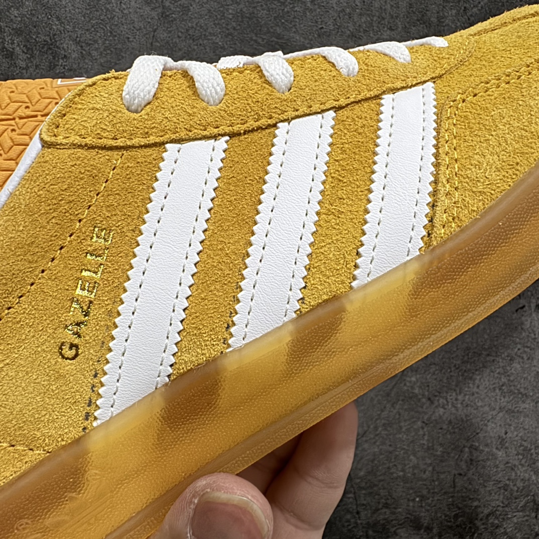 图片[4]-【VT纯原】AD Original Gazelle Indoor Trainers 瞪羚室内鞋系列低帮复古百搭休闲运动德训风板鞋 黄白 HQ8716nn高端零售特供批次原厂定制长毛翻毛皮组合环保纤维革鞋面材质内置环保海玻璃鞋垫 外置RB橡胶大底产品品控稳定性领先行业原厂全套原楦原纸板冲刀磨具开发 原厂皮料加持原厂港宝加持定型后跟R度完美 将复古进行到底简约流畅 三十年不变经典 这款Gazelle运动鞋 无论面料、配色、质感或设计 都只在重现其1991年原款的经典 皮革鞋面 撞色三条纹和鞋跟标的设计 力求呈现90年代的经典复古风潮 Samba火热的同时 也带动了其它的复古鞋型 Gazelle便是其中一只 Gazelle Indoor拥有包边更宽的T字型鞋头 更好的保护运动员的前掌 浓浓的复古氛围感 非常适合现在流行的Cleanfit风格  尺码：36-45 编码：Z240260-鞋库