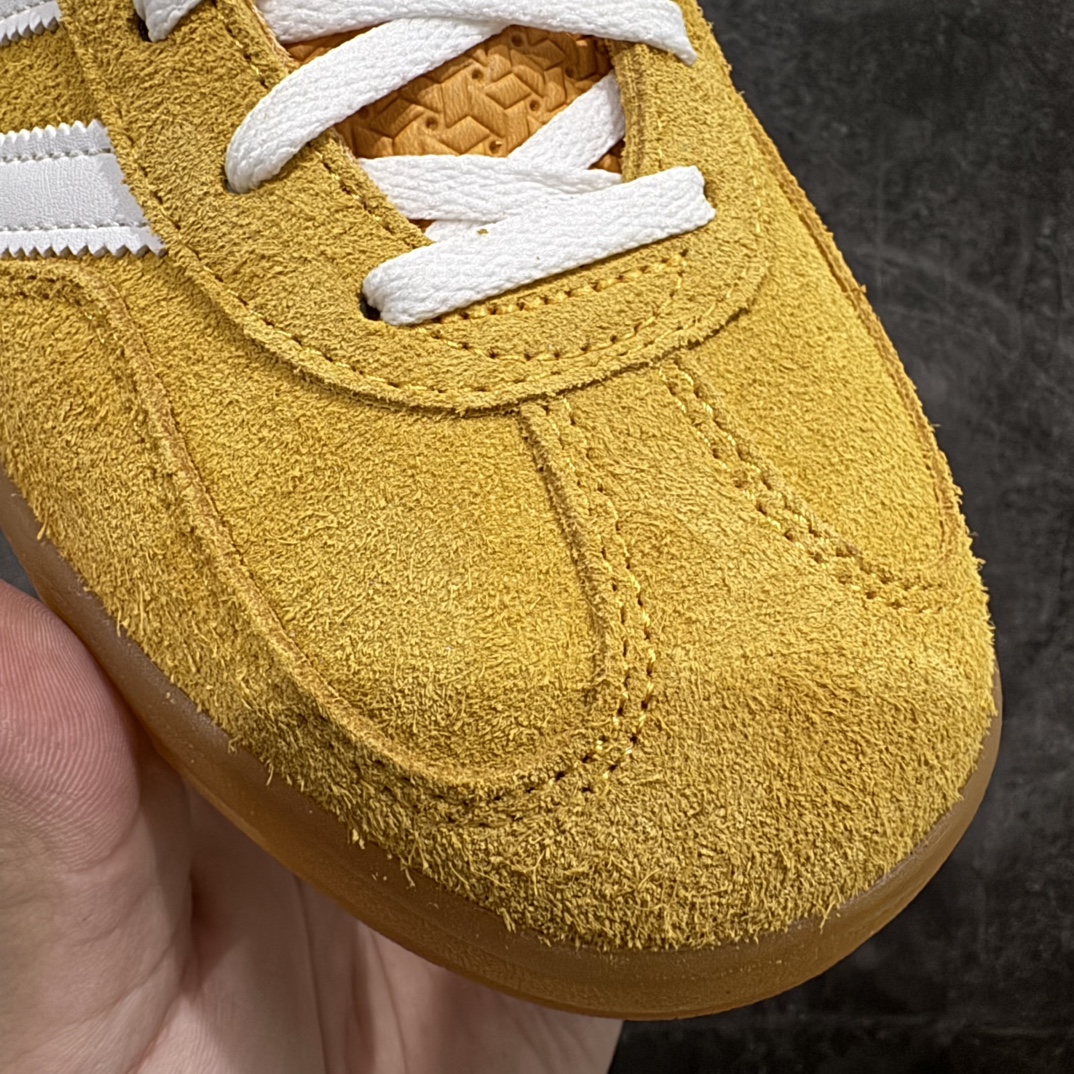 图片[5]-【VT纯原】AD Original Gazelle Indoor Trainers 瞪羚室内鞋系列低帮复古百搭休闲运动德训风板鞋 黄白 HQ8716nn高端零售特供批次原厂定制长毛翻毛皮组合环保纤维革鞋面材质内置环保海玻璃鞋垫 外置RB橡胶大底产品品控稳定性领先行业原厂全套原楦原纸板冲刀磨具开发 原厂皮料加持原厂港宝加持定型后跟R度完美 将复古进行到底简约流畅 三十年不变经典 这款Gazelle运动鞋 无论面料、配色、质感或设计 都只在重现其1991年原款的经典 皮革鞋面 撞色三条纹和鞋跟标的设计 力求呈现90年代的经典复古风潮 Samba火热的同时 也带动了其它的复古鞋型 Gazelle便是其中一只 Gazelle Indoor拥有包边更宽的T字型鞋头 更好的保护运动员的前掌 浓浓的复古氛围感 非常适合现在流行的Cleanfit风格  尺码：36-45 编码：Z240260-鞋库