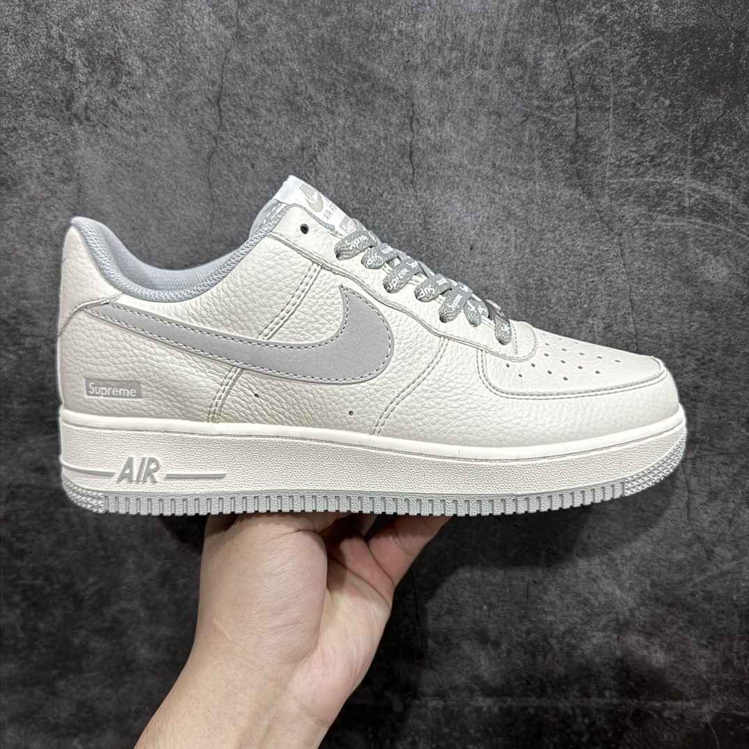 【公司级】Supreme x Nk Air Force 1\’07 Low 米白灰 联名款 空军一号低帮休闲板鞋 SU0220-007n#3M反光 定制皮料 原盒原包装 原楦头原纸板 纯正版型 正品NFC感应芯片 内置全掌气垫 尺码：36 36.5 37.5 38 38.5 39 40 40.5 41 42 42.5 43 44 44.5 45 编码：LF250260-鞋库