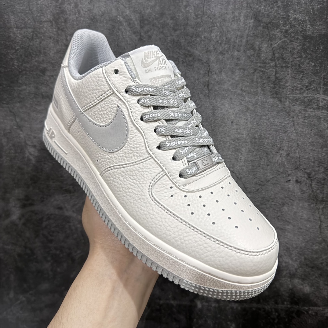 图片[3]-【公司级】Supreme x Nk Air Force 1\’07 Low 米白灰 联名款 空军一号低帮休闲板鞋 SU0220-007n#3M反光 定制皮料 原盒原包装 原楦头原纸板 纯正版型 正品NFC感应芯片 内置全掌气垫 尺码：36 36.5 37.5 38 38.5 39 40 40.5 41 42 42.5 43 44 44.5 45 编码：LF250260-鞋库