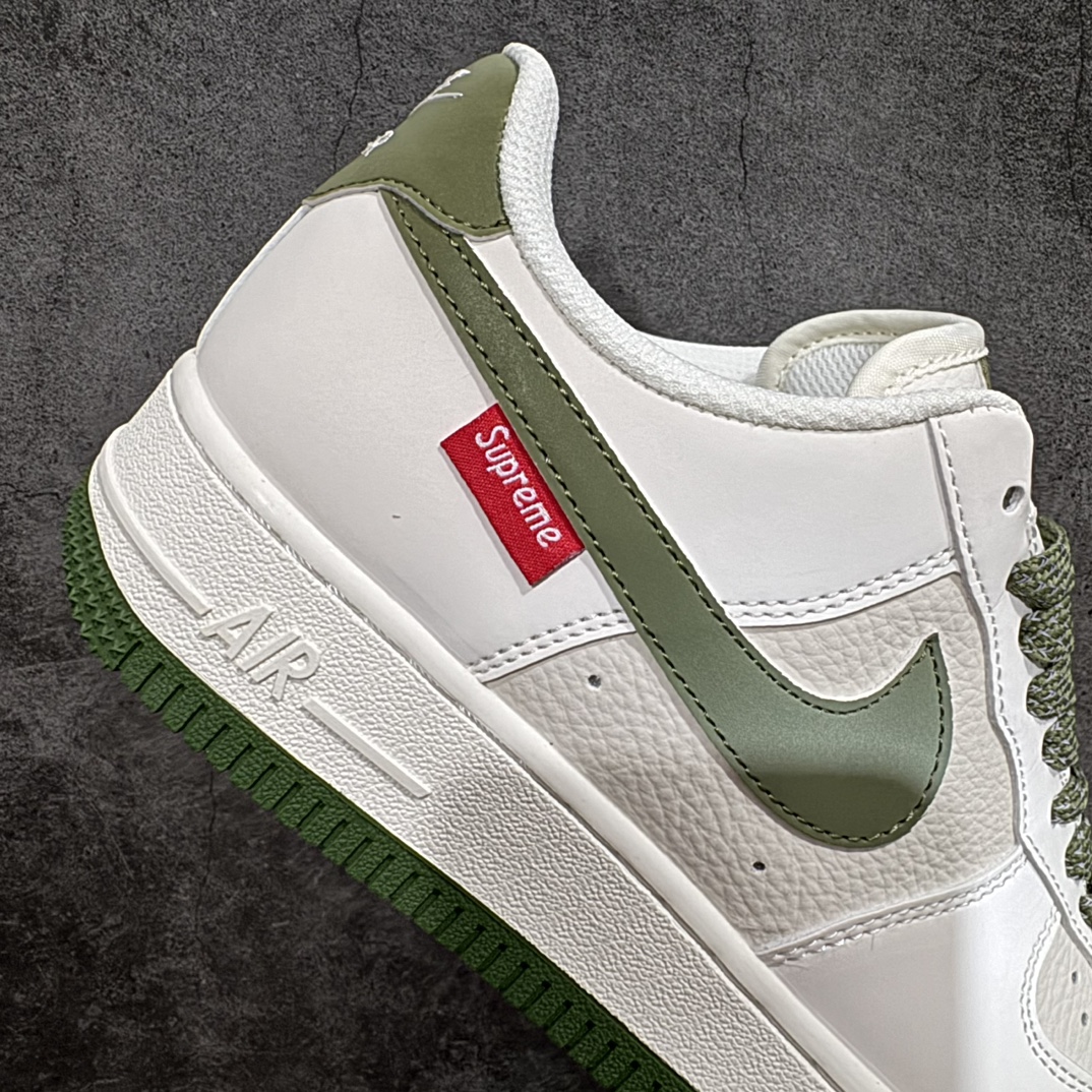 图片[7]-【公司级】Supreme x Nk Air Force 1\’07 Low 米绿 空军一号低帮休闲板鞋 HD1968-008n#原楦头原纸板 原装鞋盒 定制五金配件 内置全掌气垫 原厂鞋底 美国街头滑板鞋潮牌，红底白色的独特LOGO使Supreme引领潮流，鞋底中部加入了脚感柔软舒适ZoomAir气垫(附带Supreme专属定制1:25铝合金红色滑板车一枚)  尺码：36 36.5 37.5 38 38.5 39 40 40.5 41 42 42.5 43 44 44.5 45  编码：HXS310320-鞋库