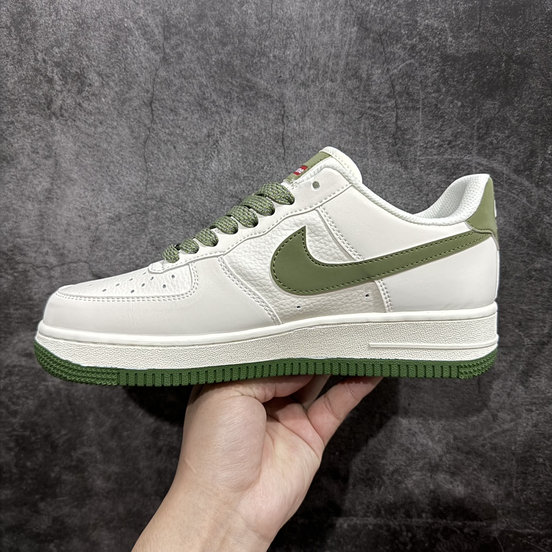 图片[2]-【公司级】Supreme x Nk Air Force 1\’07 Low 米绿 空军一号低帮休闲板鞋 HD1968-008n#原楦头原纸板 原装鞋盒 定制五金配件 内置全掌气垫 原厂鞋底 美国街头滑板鞋潮牌，红底白色的独特LOGO使Supreme引领潮流，鞋底中部加入了脚感柔软舒适ZoomAir气垫(附带Supreme专属定制1:25铝合金红色滑板车一枚)  尺码：36 36.5 37.5 38 38.5 39 40 40.5 41 42 42.5 43 44 44.5 45  编码：HXS310320-鞋库