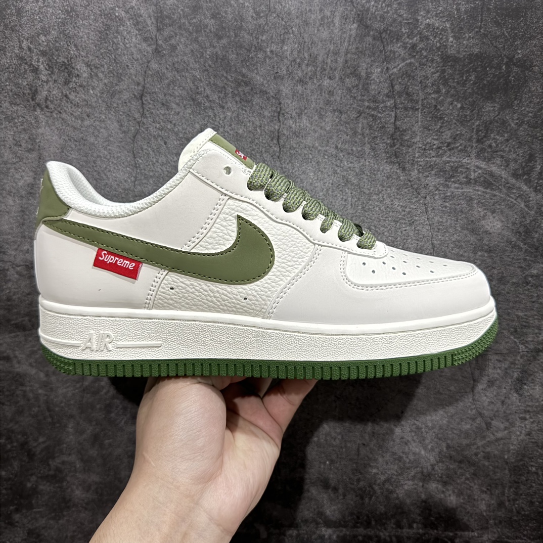 【公司级】Supreme x Nk Air Force 1\’07 Low 米绿 空军一号低帮休闲板鞋 HD1968-008n#原楦头原纸板 原装鞋盒 定制五金配件 内置全掌气垫 原厂鞋底 美国街头滑板鞋潮牌，红底白色的独特LOGO使Supreme引领潮流，鞋底中部加入了脚感柔软舒适ZoomAir气垫(附带Supreme专属定制1:25铝合金红色滑板车一枚)  尺码：36 36.5 37.5 38 38.5 39 40 40.5 41 42 42.5 43 44 44.5 45  编码：HXS310320-鞋库