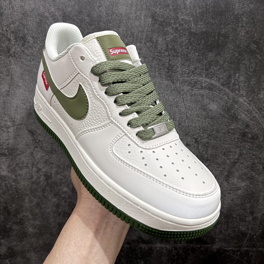 图片[3]-【公司级】Supreme x Nk Air Force 1\’07 Low 米绿 空军一号低帮休闲板鞋 HD1968-008n#原楦头原纸板 原装鞋盒 定制五金配件 内置全掌气垫 原厂鞋底 美国街头滑板鞋潮牌，红底白色的独特LOGO使Supreme引领潮流，鞋底中部加入了脚感柔软舒适ZoomAir气垫(附带Supreme专属定制1:25铝合金红色滑板车一枚)  尺码：36 36.5 37.5 38 38.5 39 40 40.5 41 42 42.5 43 44 44.5 45  编码：HXS310320-鞋库