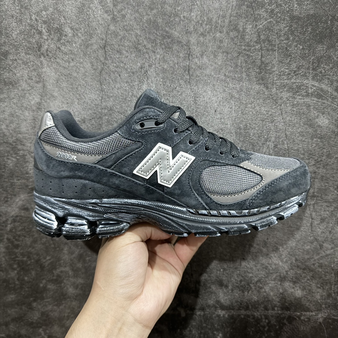 【公司级】NewBalance 2002R 复古单品正确版本正品原档 区别市面错误版本👏nNewBalance2002R经典的配色，沿袭了面世之初的经典科技，以ENCAP中底配以升级版N-ERGY缓震物料。鞋面则采用特色的柔软麂皮搭以NewBalance经典的尼龙网布，低调中还原跑鞋本真。更年轻化的设计理念与材质，让新世代青年得以用全新视角体验经典鞋款的传奇魅力 官方货号:M2002RBV 尺码:36-45 编码：LDS250260-莆田鞋批发中心