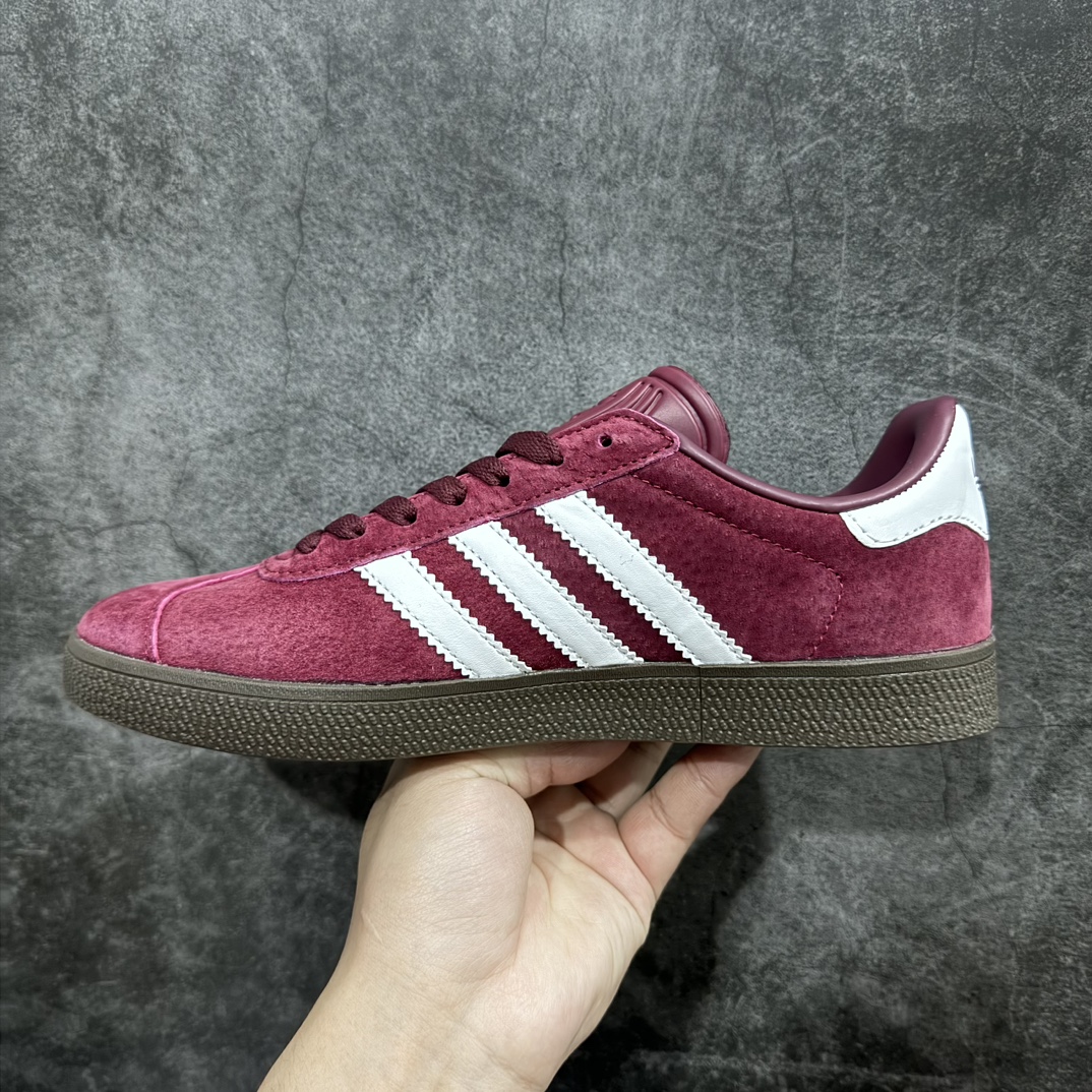 图片[2]-【神版】Adidas originals Gazelle 阿迪达斯 酒红色 舒适休闲耐磨低帮板鞋男女同款这款经典鞋，忠于原版设计，点缀白色三条纹和鞋跟饰片。采用酒红色麂皮鞋面，搭配经典锯齿白色三条杠Logo及点缀金色烫印GAZELEE字样，酒红色经典T字形鞋头，后跟以酒红色三叶草呈现，鞋舌处则点缀酒红色凹印Adidas Logo，最后搭配生胶外底完善设计。 货号：IG4990 尺码：35-45 编码：DZ200230-莆田鞋批发中心