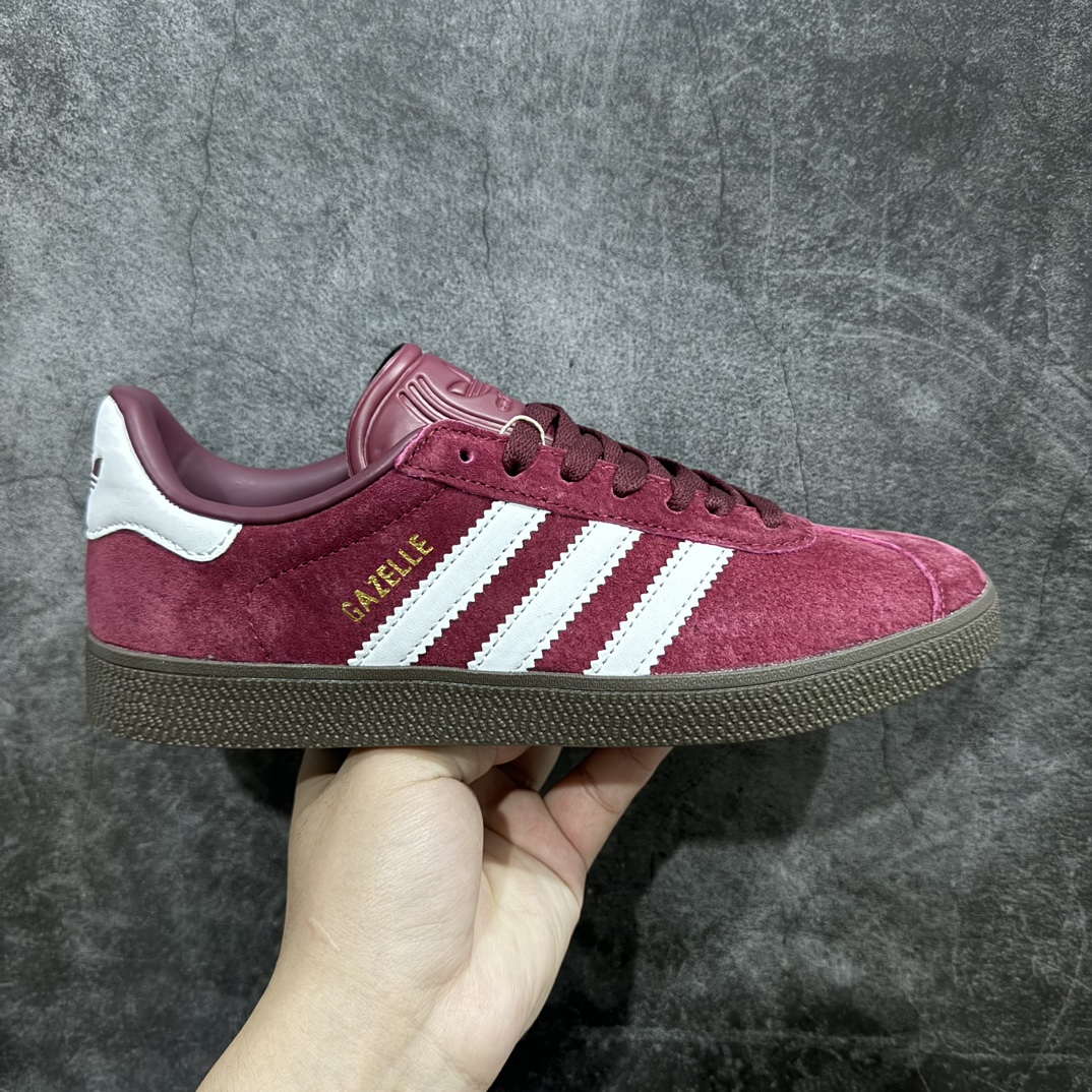 【神版】Adidas originals Gazelle 阿迪达斯 酒红色 舒适休闲耐磨低帮板鞋男女同款这款经典鞋，忠于原版设计，点缀白色三条纹和鞋跟饰片。采用酒红色麂皮鞋面，搭配经典锯齿白色三条杠Logo及点缀金色烫印GAZELEE字样，酒红色经典T字形鞋头，后跟以酒红色三叶草呈现，鞋舌处则点缀酒红色凹印Adidas Logo，最后搭配生胶外底完善设计。 货号：IG4990 尺码：35-45 编码：DZ200230-莆田鞋批发中心