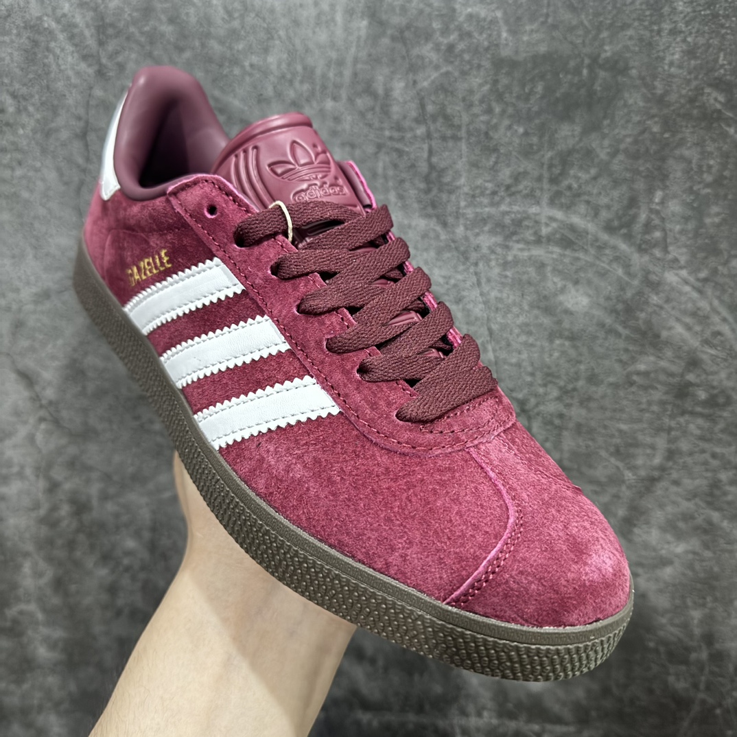 图片[3]-【神版】Adidas originals Gazelle 阿迪达斯 酒红色 舒适休闲耐磨低帮板鞋男女同款这款经典鞋，忠于原版设计，点缀白色三条纹和鞋跟饰片。采用酒红色麂皮鞋面，搭配经典锯齿白色三条杠Logo及点缀金色烫印GAZELEE字样，酒红色经典T字形鞋头，后跟以酒红色三叶草呈现，鞋舌处则点缀酒红色凹印Adidas Logo，最后搭配生胶外底完善设计。 货号：IG4990 尺码：35-45 编码：DZ200230-鞋库