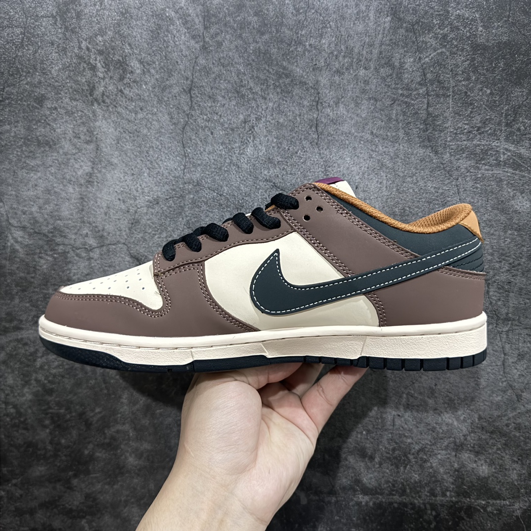 图片[2]-【定制版】DK版 Nike SB Dunk Low 复古录音带 黑棕色n纯原大厂出品 极力推荐n原装头层材料 独家版型蒸餾加工n帶來的是更好的视觉和脚感体验n大厂纯原品质出货 清洁度电绣工艺 皮料切割干净无任何毛边 细节完美 官方货号: MU0232 370 尺码：36 36.5 37.5 38 38.5 39 40 40.5 41 42 42.5 43 44 44.5 45  编码：HXS340360-鞋库