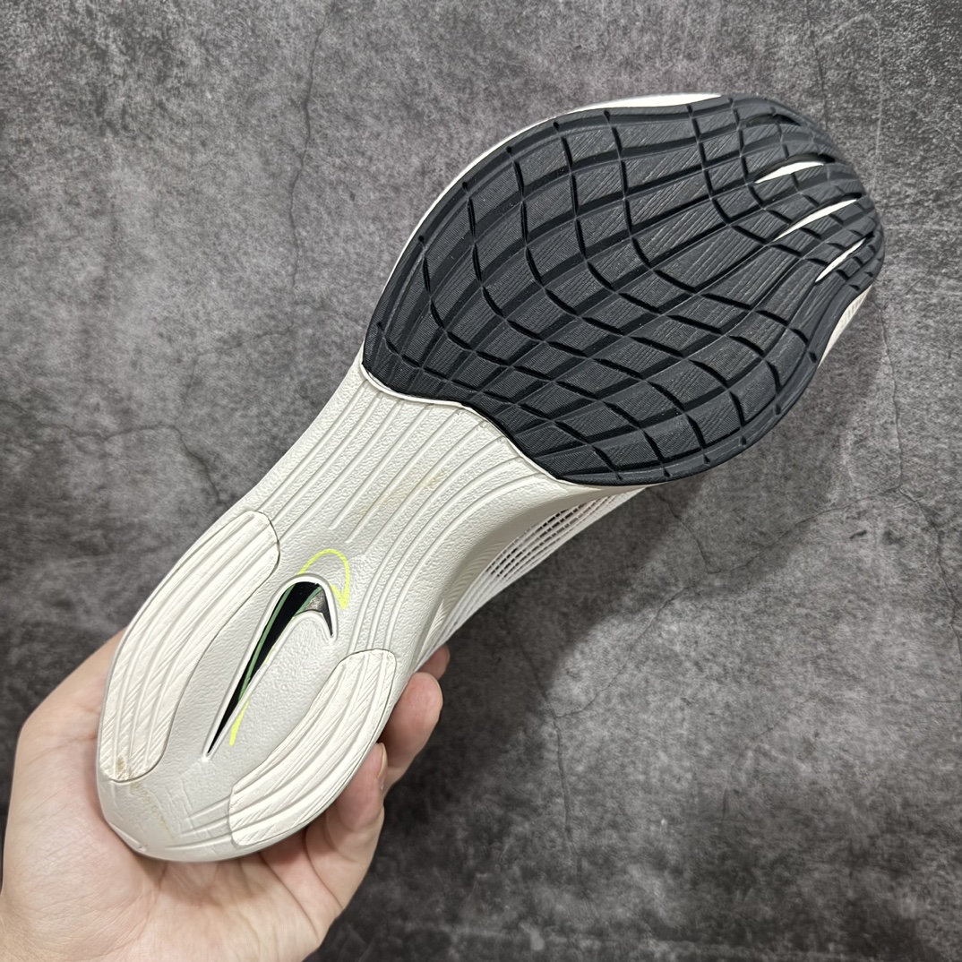 纯原版NikeZoomXVaporflyNext%马拉松跑步鞋真碳版本舒适鞋面采用合成革+织物材质不同肌