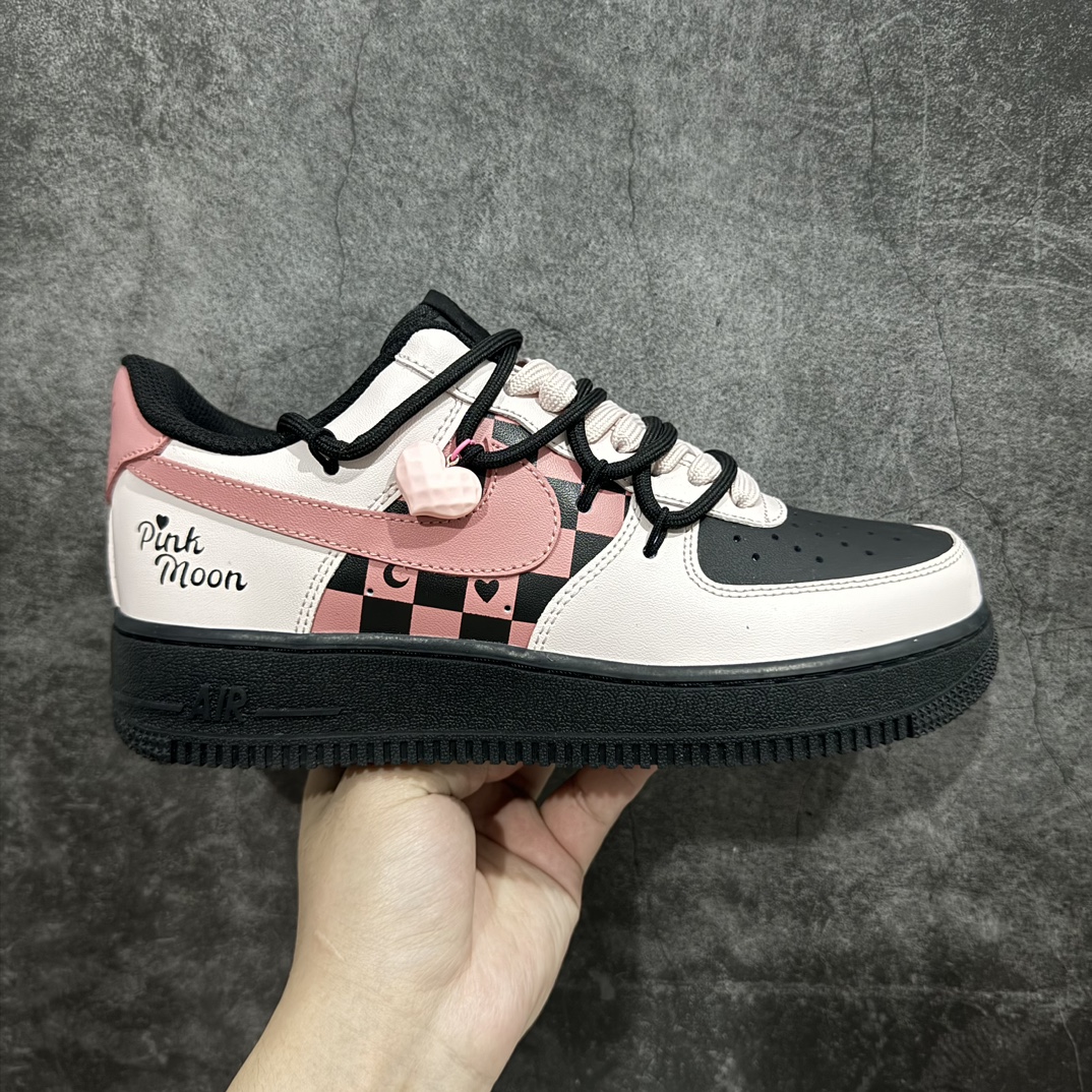 【公司级】官方爆款定制 二次元主题 Nike Air Force 1 Low’07 黑糖爱心 空军一号绑带低帮休闲板鞋 定制皮料 原厂3D打印 定制鞋盒 原楦原纸板 纯正空军版型 内置全掌气垫货号：ZH0316-012Size：36 36.5 37.5 38 38.5 39 40 40.5 41 42 42.5 43 44 44.5 45 编码：HXS310320-鞋库