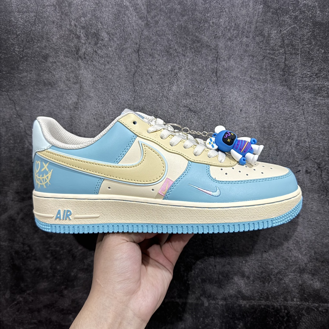 Nk Air Force 1\’07 Low \”Joker Yellow\” 小丑蓝 空军一号低帮定制休闲板鞋n#鞋身浅蓝搭配 恶搞笑脸图案 专注外贸渠道 全掌内置蜂窝气垫 原盒配件 原厂中底钢印、拉帮完美 货号：XL2312-555 尺码：36 36.5 37.5 38 38.5 39 40 40.5 41 42 42.5 43 44 44.5 45 编码：HXS310320-鞋库