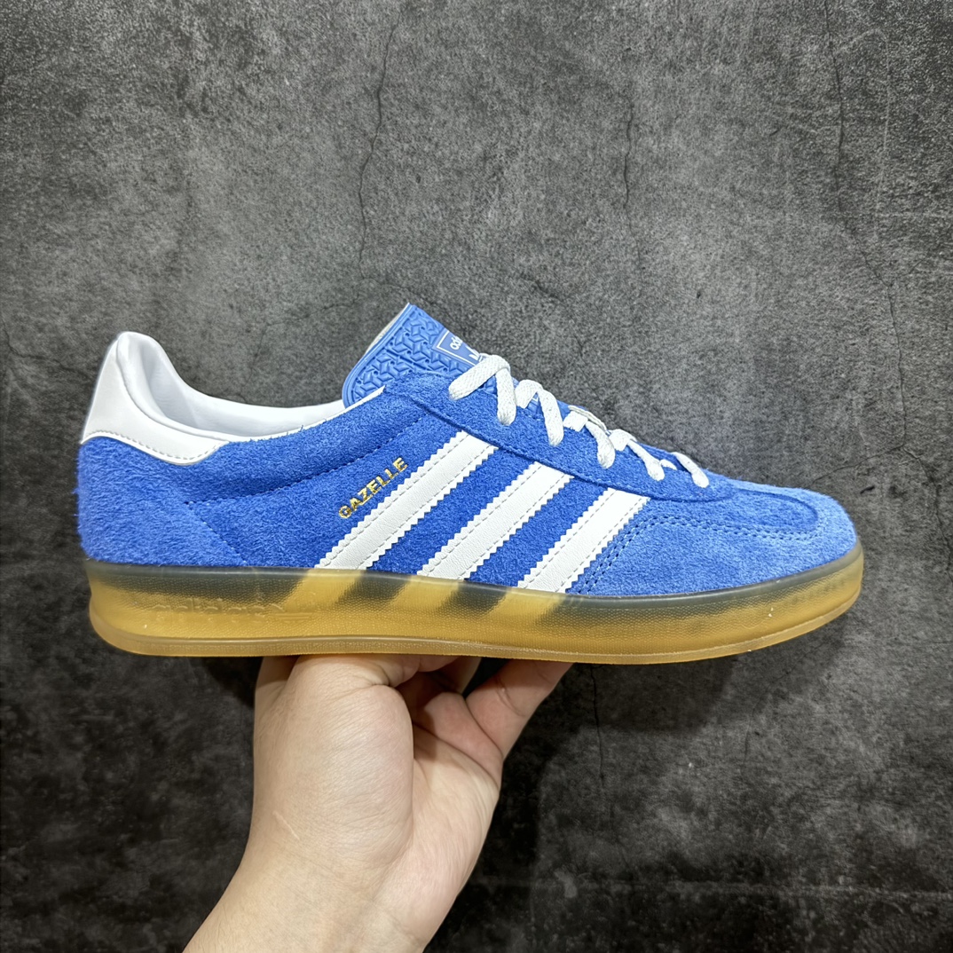 【VT纯原】AD Original Gazelle Indoor Trainers 瞪羚室内鞋系列低帮复古百搭休闲运动德训风板鞋 蓝白 HQ8717nn高端零售特供批次原厂定制长毛翻毛皮组合环保纤维革鞋面材质内置环保海玻璃鞋垫 外置RB橡胶大底产品品控稳定性领先行业原厂全套原楦原纸板冲刀磨具开发 原厂皮料加持原厂港宝加持定型后跟R度完美 将复古进行到底简约流畅 三十年不变经典 这款Gazelle运动鞋 无论面料、配色、质感或设计 都只在重现其1991年原款的经典 皮革鞋面 撞色三条纹和鞋跟标的设计 力求呈现90年代的经典复古风潮 Samba火热的同时 也带动了其它的复古鞋型 Gazelle便是其中一只 Gazelle Indoor拥有包边更宽的T字型鞋头 更好的保护运动员的前掌 浓浓的复古氛围感 非常适合现在流行的Cleanfit风格  尺码：36-45 编码：Z240260-鞋库