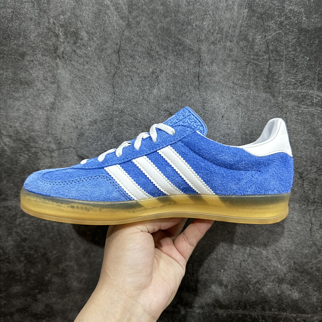 图片[2]-【VT纯原】AD Original Gazelle Indoor Trainers 瞪羚室内鞋系列低帮复古百搭休闲运动德训风板鞋 蓝白 HQ8717nn高端零售特供批次原厂定制长毛翻毛皮组合环保纤维革鞋面材质内置环保海玻璃鞋垫 外置RB橡胶大底产品品控稳定性领先行业原厂全套原楦原纸板冲刀磨具开发 原厂皮料加持原厂港宝加持定型后跟R度完美 将复古进行到底简约流畅 三十年不变经典 这款Gazelle运动鞋 无论面料、配色、质感或设计 都只在重现其1991年原款的经典 皮革鞋面 撞色三条纹和鞋跟标的设计 力求呈现90年代的经典复古风潮 Samba火热的同时 也带动了其它的复古鞋型 Gazelle便是其中一只 Gazelle Indoor拥有包边更宽的T字型鞋头 更好的保护运动员的前掌 浓浓的复古氛围感 非常适合现在流行的Cleanfit风格  尺码：36-45 编码：Z240260-鞋库