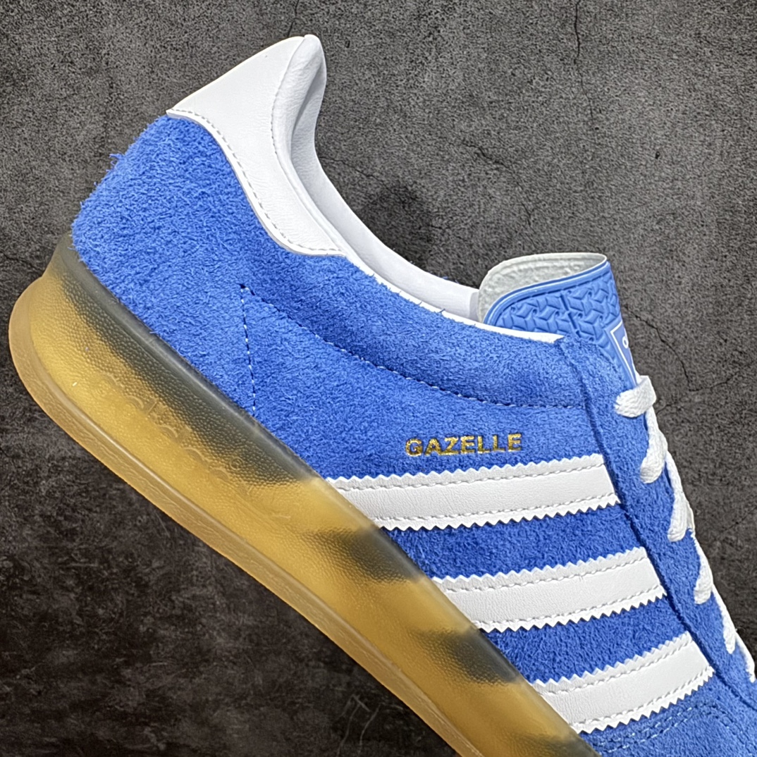 图片[7]-【VT纯原】AD Original Gazelle Indoor Trainers 瞪羚室内鞋系列低帮复古百搭休闲运动德训风板鞋 蓝白 HQ8717nn高端零售特供批次原厂定制长毛翻毛皮组合环保纤维革鞋面材质内置环保海玻璃鞋垫 外置RB橡胶大底产品品控稳定性领先行业原厂全套原楦原纸板冲刀磨具开发 原厂皮料加持原厂港宝加持定型后跟R度完美 将复古进行到底简约流畅 三十年不变经典 这款Gazelle运动鞋 无论面料、配色、质感或设计 都只在重现其1991年原款的经典 皮革鞋面 撞色三条纹和鞋跟标的设计 力求呈现90年代的经典复古风潮 Samba火热的同时 也带动了其它的复古鞋型 Gazelle便是其中一只 Gazelle Indoor拥有包边更宽的T字型鞋头 更好的保护运动员的前掌 浓浓的复古氛围感 非常适合现在流行的Cleanfit风格  尺码：36-45 编码：Z240260-鞋库