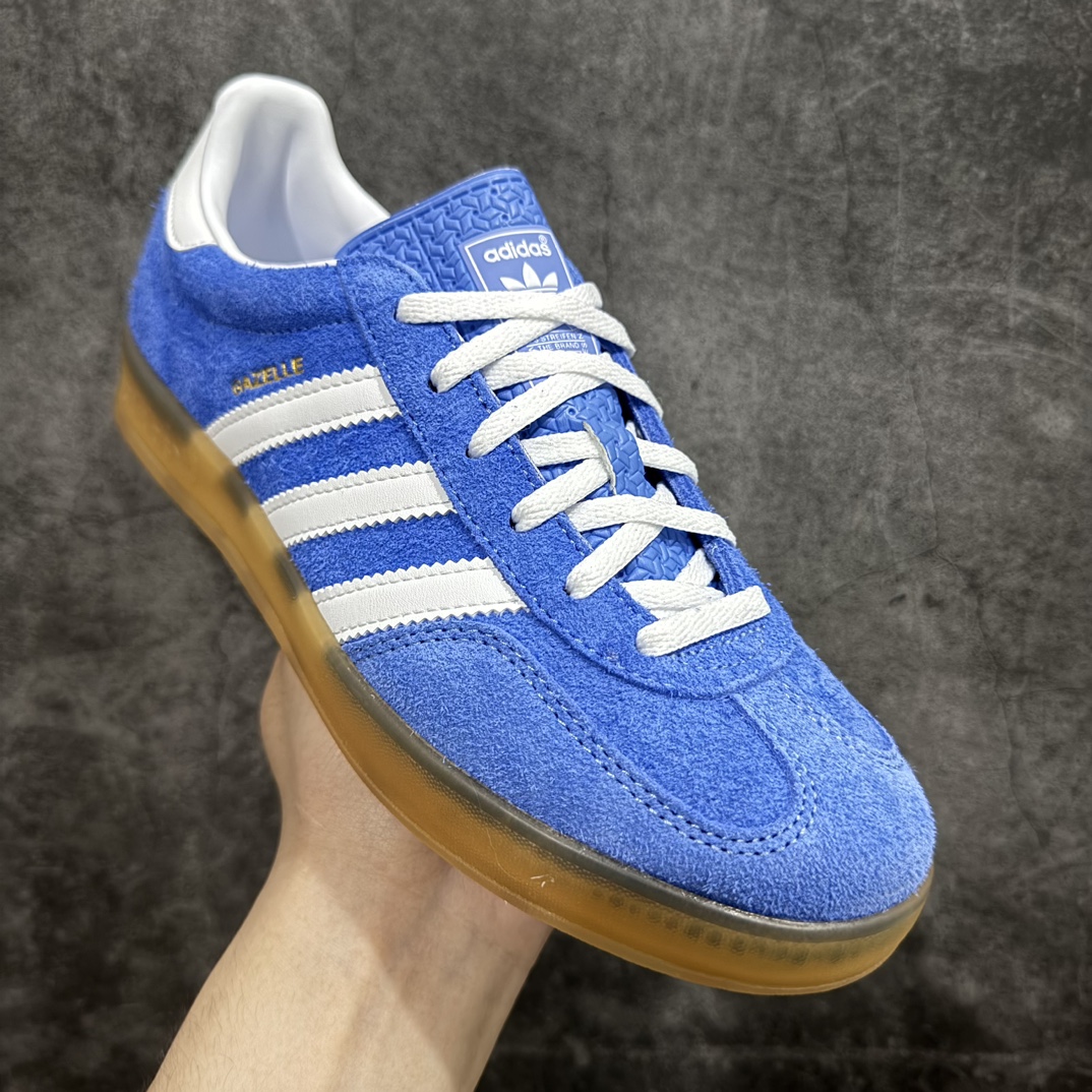 图片[3]-【VT纯原】AD Original Gazelle Indoor Trainers 瞪羚室内鞋系列低帮复古百搭休闲运动德训风板鞋 蓝白 HQ8717nn高端零售特供批次原厂定制长毛翻毛皮组合环保纤维革鞋面材质内置环保海玻璃鞋垫 外置RB橡胶大底产品品控稳定性领先行业原厂全套原楦原纸板冲刀磨具开发 原厂皮料加持原厂港宝加持定型后跟R度完美 将复古进行到底简约流畅 三十年不变经典 这款Gazelle运动鞋 无论面料、配色、质感或设计 都只在重现其1991年原款的经典 皮革鞋面 撞色三条纹和鞋跟标的设计 力求呈现90年代的经典复古风潮 Samba火热的同时 也带动了其它的复古鞋型 Gazelle便是其中一只 Gazelle Indoor拥有包边更宽的T字型鞋头 更好的保护运动员的前掌 浓浓的复古氛围感 非常适合现在流行的Cleanfit风格  尺码：36-45 编码：Z240260-鞋库