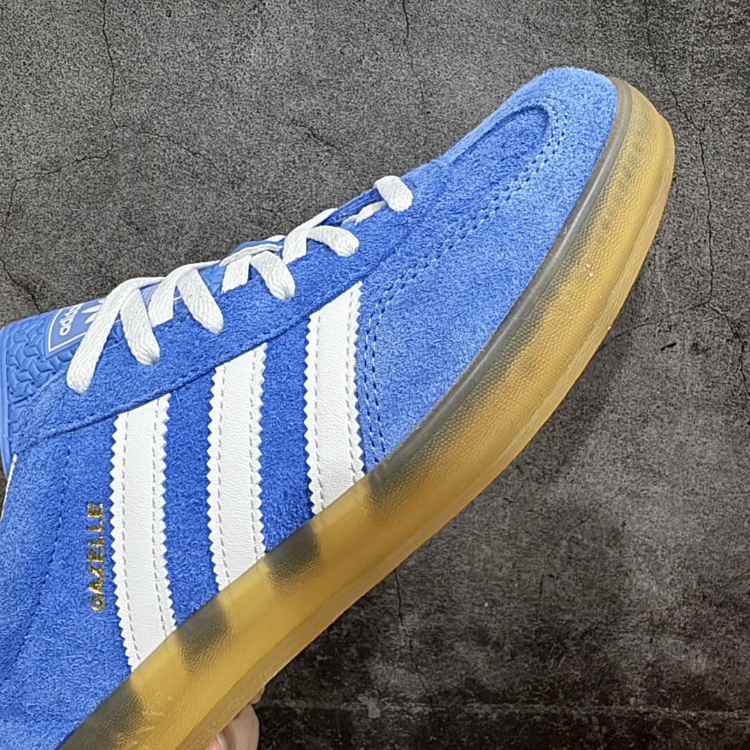 图片[6]-【VT纯原】AD Original Gazelle Indoor Trainers 瞪羚室内鞋系列低帮复古百搭休闲运动德训风板鞋 蓝白 HQ8717nn高端零售特供批次原厂定制长毛翻毛皮组合环保纤维革鞋面材质内置环保海玻璃鞋垫 外置RB橡胶大底产品品控稳定性领先行业原厂全套原楦原纸板冲刀磨具开发 原厂皮料加持原厂港宝加持定型后跟R度完美 将复古进行到底简约流畅 三十年不变经典 这款Gazelle运动鞋 无论面料、配色、质感或设计 都只在重现其1991年原款的经典 皮革鞋面 撞色三条纹和鞋跟标的设计 力求呈现90年代的经典复古风潮 Samba火热的同时 也带动了其它的复古鞋型 Gazelle便是其中一只 Gazelle Indoor拥有包边更宽的T字型鞋头 更好的保护运动员的前掌 浓浓的复古氛围感 非常适合现在流行的Cleanfit风格  尺码：36-45 编码：Z240260-鞋库