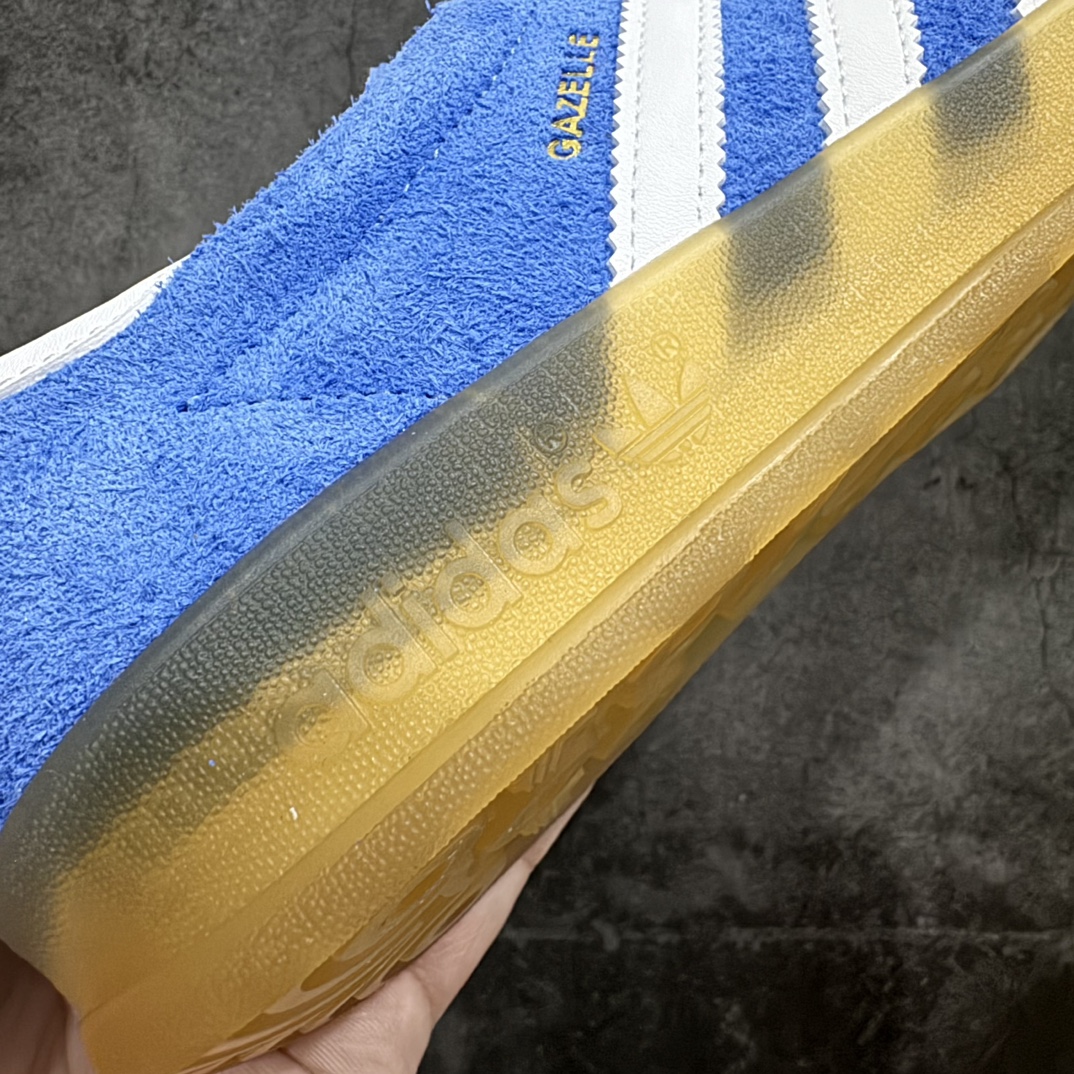 图片[2]-【VT纯原】AD Original Gazelle Indoor Trainers 瞪羚室内鞋系列低帮复古百搭休闲运动德训风板鞋 蓝白 HQ8717nn高端零售特供批次原厂定制长毛翻毛皮组合环保纤维革鞋面材质内置环保海玻璃鞋垫 外置RB橡胶大底产品品控稳定性领先行业原厂全套原楦原纸板冲刀磨具开发 原厂皮料加持原厂港宝加持定型后跟R度完美 将复古进行到底简约流畅 三十年不变经典 这款Gazelle运动鞋 无论面料、配色、质感或设计 都只在重现其1991年原款的经典 皮革鞋面 撞色三条纹和鞋跟标的设计 力求呈现90年代的经典复古风潮 Samba火热的同时 也带动了其它的复古鞋型 Gazelle便是其中一只 Gazelle Indoor拥有包边更宽的T字型鞋头 更好的保护运动员的前掌 浓浓的复古氛围感 非常适合现在流行的Cleanfit风格  尺码：36-45 编码：Z240260-鞋库