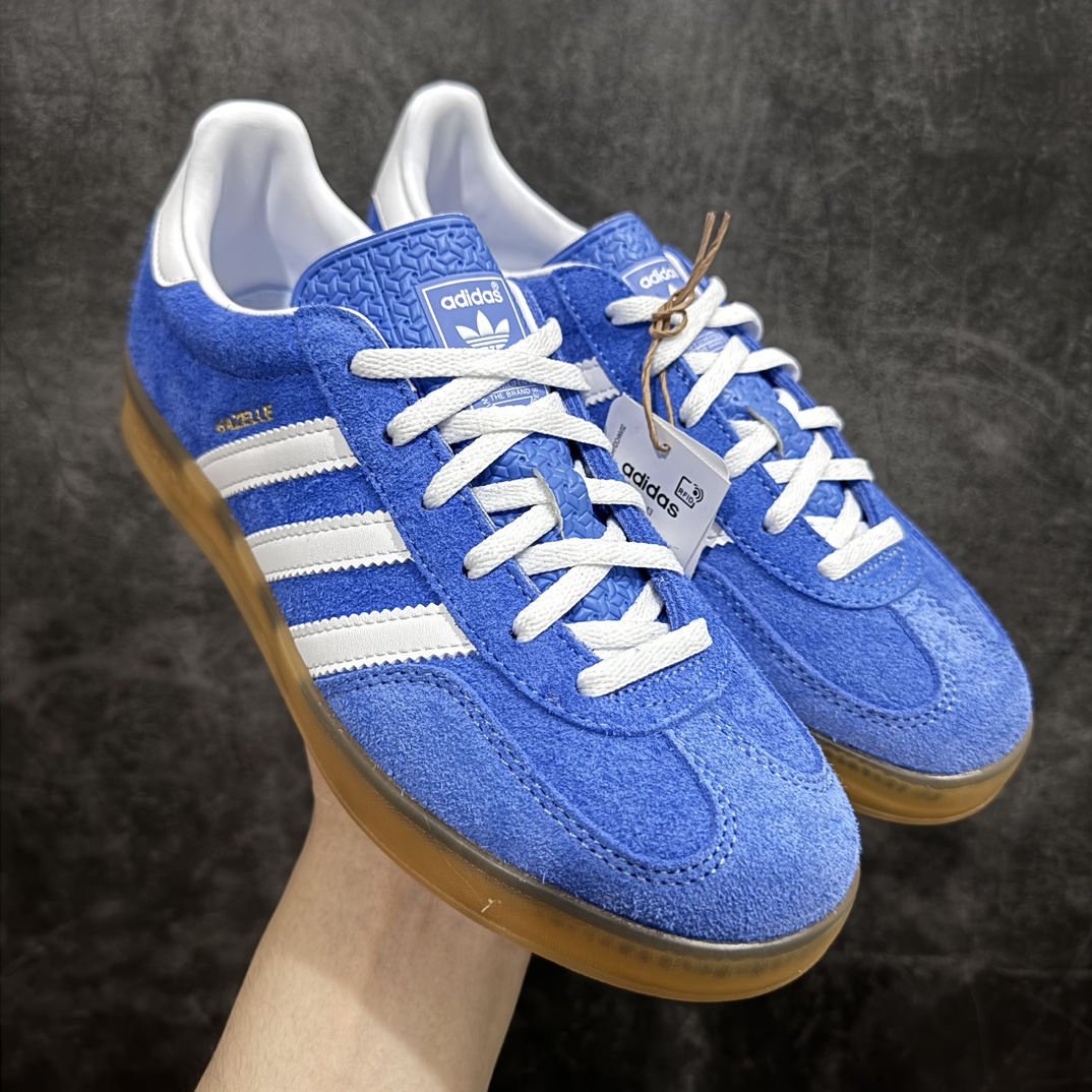 【VT纯原】AD Original Gazelle Indoor Trainers 瞪羚室内鞋系列低帮复古百搭休闲运动德训风板鞋 蓝白 HQ8717nn高端零售特供批次原厂定制长毛翻毛皮组合环保纤维革鞋面材质内置环保海玻璃鞋垫 外置RB橡胶大底产品品控稳定性领先行业原厂全套原楦原纸板冲刀磨具开发 原厂皮料加持原厂港宝加持定型后跟R度完美 将复古进行到底简约流畅 三十年不变经典 这款Gazelle运动鞋 无论面料、配色、质感或设计 都只在重现其1991年原款的经典 皮革鞋面 撞色三条纹和鞋跟标的设计 力求呈现90年代的经典复古风潮 Samba火热的同时 也带动了其它的复古鞋型 Gazelle便是其中一只 Gazelle Indoor拥有包边更宽的T字型鞋头 更好的保护运动员的前掌 浓浓的复古氛围感 非常适合现在流行的Cleanfit风格  尺码：36-45 编码：Z240260-鞋库