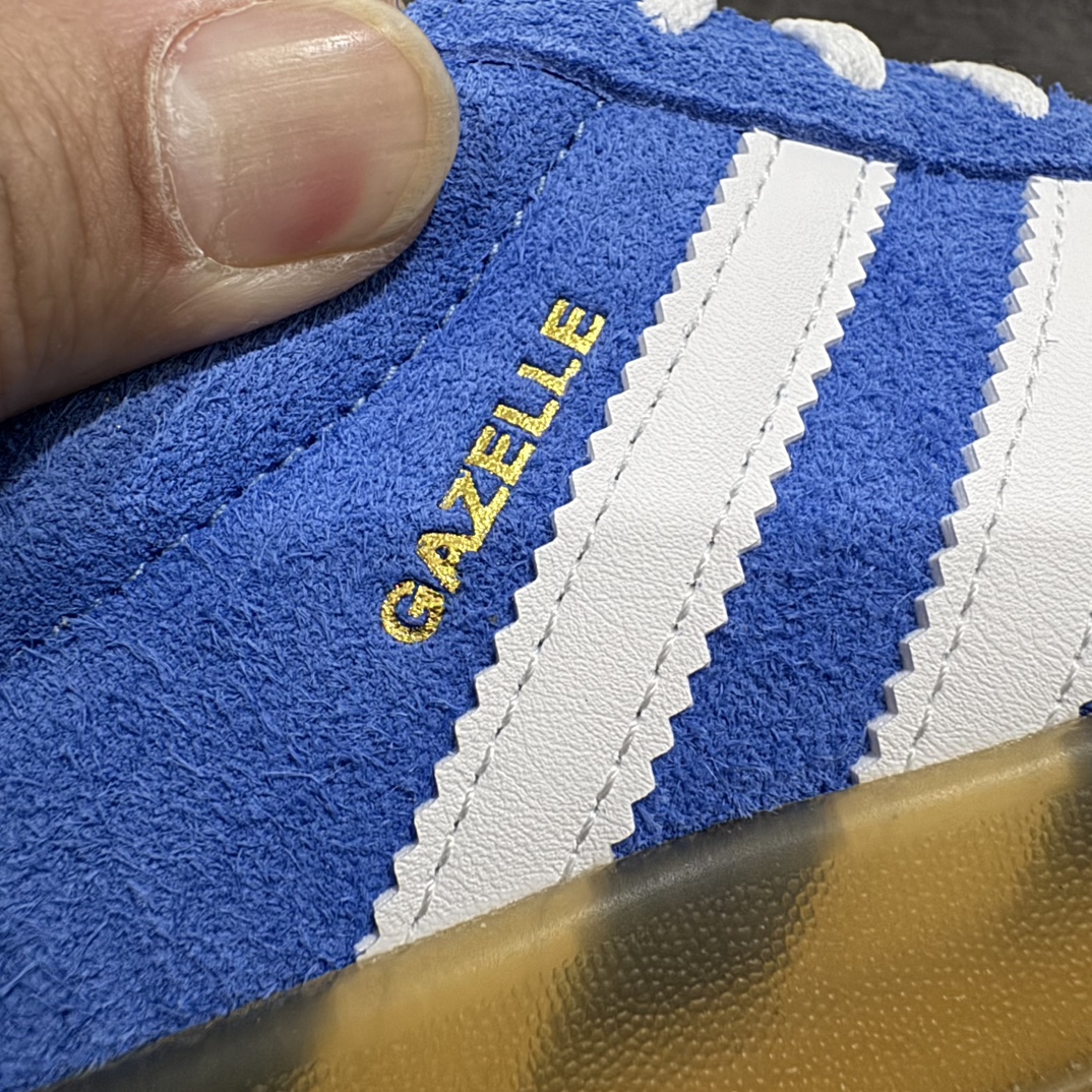 图片[3]-【VT纯原】AD Original Gazelle Indoor Trainers 瞪羚室内鞋系列低帮复古百搭休闲运动德训风板鞋 蓝白 HQ8717nn高端零售特供批次原厂定制长毛翻毛皮组合环保纤维革鞋面材质内置环保海玻璃鞋垫 外置RB橡胶大底产品品控稳定性领先行业原厂全套原楦原纸板冲刀磨具开发 原厂皮料加持原厂港宝加持定型后跟R度完美 将复古进行到底简约流畅 三十年不变经典 这款Gazelle运动鞋 无论面料、配色、质感或设计 都只在重现其1991年原款的经典 皮革鞋面 撞色三条纹和鞋跟标的设计 力求呈现90年代的经典复古风潮 Samba火热的同时 也带动了其它的复古鞋型 Gazelle便是其中一只 Gazelle Indoor拥有包边更宽的T字型鞋头 更好的保护运动员的前掌 浓浓的复古氛围感 非常适合现在流行的Cleanfit风格  尺码：36-45 编码：Z240260-鞋库