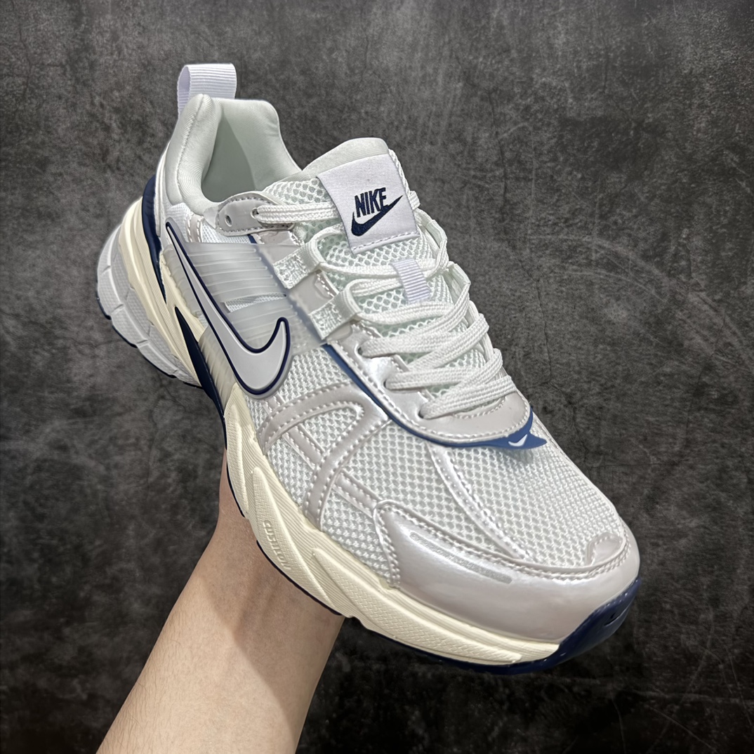 200 【正确组合底版】NK V2k Runtekk ”Summit White Metallic Silver''复古老爹鞋跑步鞋灰白 FD0736-102