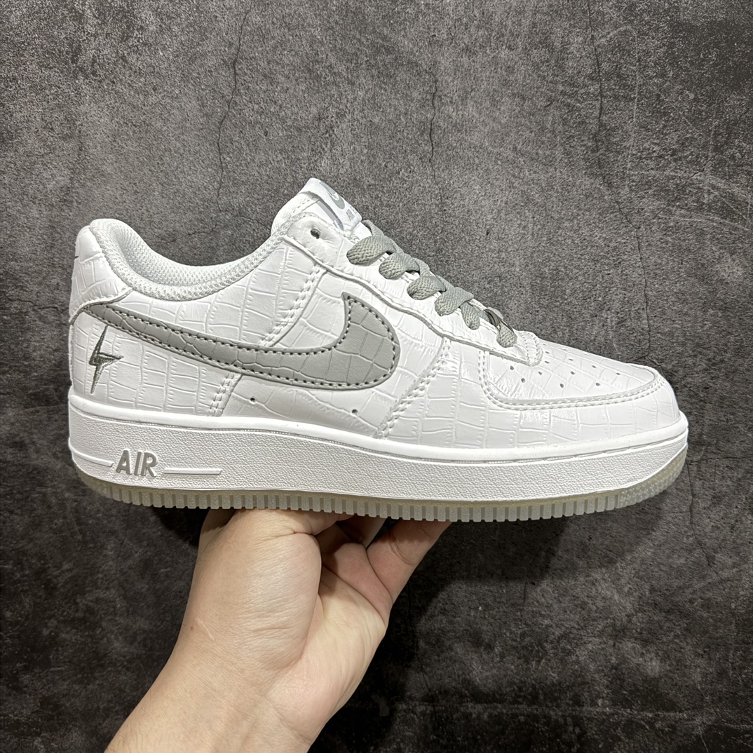 【公司级】Nk Air Force 1\’07 Low \”Ladainian Tomlinson\” 闪电队 白蓝 空军一号低帮休闲板鞋 DD0614-333n#定制蛇纹皮料 水晶大底 原楦原纸板 纯正空军版型 高清洁度 内置全掌气垫 尺码：36 36.5 37.5 38 38.5 39 40 40.5 41 42 42.5 43 44 44.5 45 编码：HXS250260-鞋库