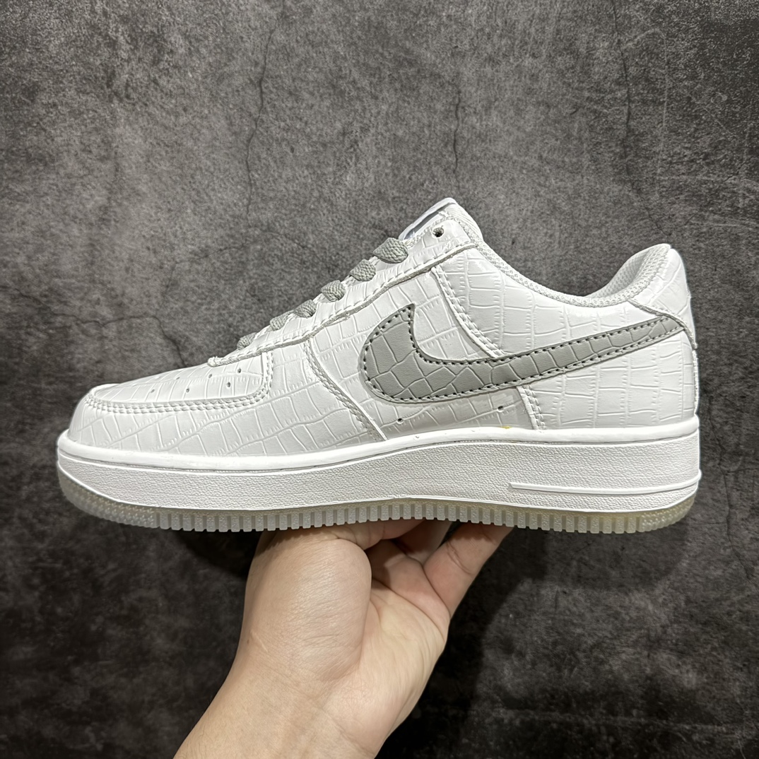 图片[2]-【公司级】Nk Air Force 1\’07 Low \”Ladainian Tomlinson\” 闪电队 白蓝 空军一号低帮休闲板鞋 DD0614-333n#定制蛇纹皮料 水晶大底 原楦原纸板 纯正空军版型 高清洁度 内置全掌气垫 尺码：36 36.5 37.5 38 38.5 39 40 40.5 41 42 42.5 43 44 44.5 45 编码：HXS250260-鞋库