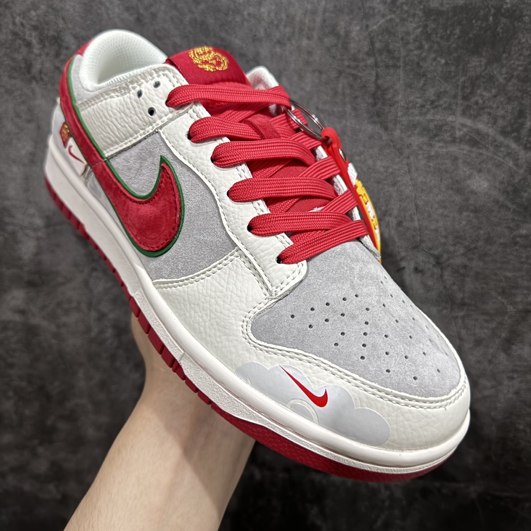 图片[3]-【定制版】Nk SB Dunk Low 中国年限定-红运 周年高端定制 低帮休闲板鞋 CR8033-506n#定制鞋盒 大厂纯原品质出货 超高清洁度 皮料切割干净无任何毛边 细节完美 整体采用多色拼接 寓意努力奋斗 实现从平凡到卓越的转变 如龙般腾飞 大展宏图（附图赠送龙年吉祥物挂件一枚） 尺码：36 36.5 37.5 38 38.5 39 40 40.5 41 42 42.5 43 44 44.5 45  编码：HXS320340-莆田鞋批发中心