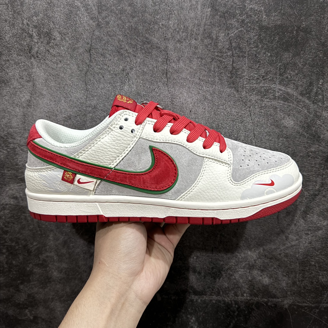 【定制版】Nk SB Dunk Low 中国年限定-红运 周年高端定制 低帮休闲板鞋 CR8033-506n#定制鞋盒 大厂纯原品质出货 超高清洁度 皮料切割干净无任何毛边 细节完美 整体采用多色拼接 寓意努力奋斗 实现从平凡到卓越的转变 如龙般腾飞 大展宏图（附图赠送龙年吉祥物挂件一枚） 尺码：36 36.5 37.5 38 38.5 39 40 40.5 41 42 42.5 43 44 44.5 45  编码：HXS320340-莆田鞋批发中心