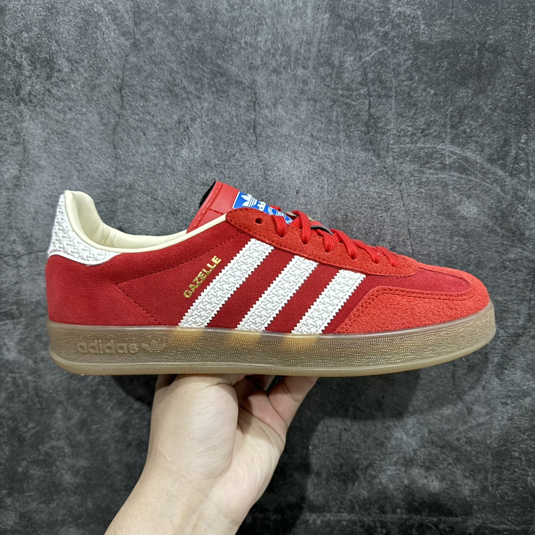 【纯原神版】AD Gazelle Indoor Trainers 红白n 羚羊内训系列低帮复古百搭休闲运动德训风板鞋 IF1808n90年代经典的复刻版！自60年代以足球训练鞋面世以来,Gazelle就以其经典设计席卷全球。1991年版本的复刻,再造经典Gazelle。采用皮革打造,搭配浊色细节,让这款经典更加简约。 尺码：36 36⅔ 37⅓ 38 38⅔ 39⅓ 40 40⅔ 41⅓ 42 42⅔ 43⅓ 44 45 编码：DZ230250-鞋库