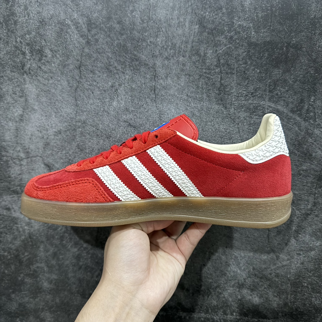 图片[2]-【纯原神版】AD Gazelle Indoor Trainers 红白n 羚羊内训系列低帮复古百搭休闲运动德训风板鞋 IF1808n90年代经典的复刻版！自60年代以足球训练鞋面世以来,Gazelle就以其经典设计席卷全球。1991年版本的复刻,再造经典Gazelle。采用皮革打造,搭配浊色细节,让这款经典更加简约。 尺码：36 36⅔ 37⅓ 38 38⅔ 39⅓ 40 40⅔ 41⅓ 42 42⅔ 43⅓ 44 45 编码：DZ230250-莆田鞋批发中心